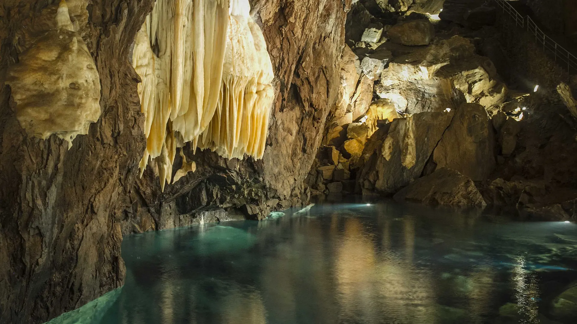 Sierra de Aracena y las dehesas del cerdo ibérico: naturaleza mediterránea  en el norte de Huelva