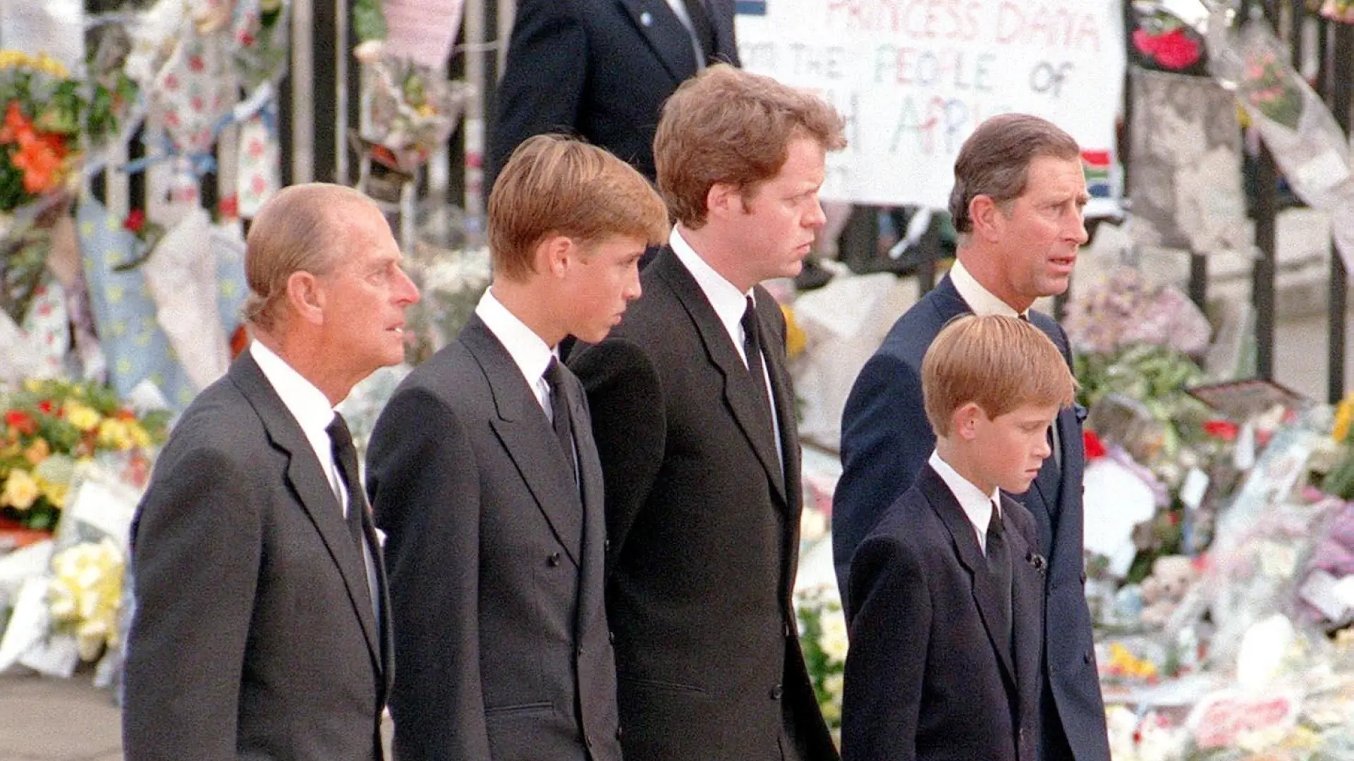 El detalle del duque de Edimburgo con sus nietos en el funeral de Lady ...