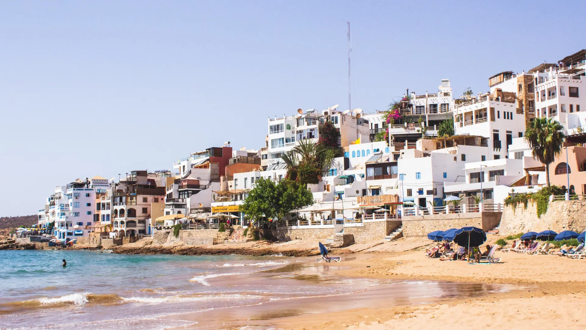 Las subidas de precios hacen que los turistas británicos empiecen a cambiar Marruecos por España: los vuelos se han duplicado thumbnail