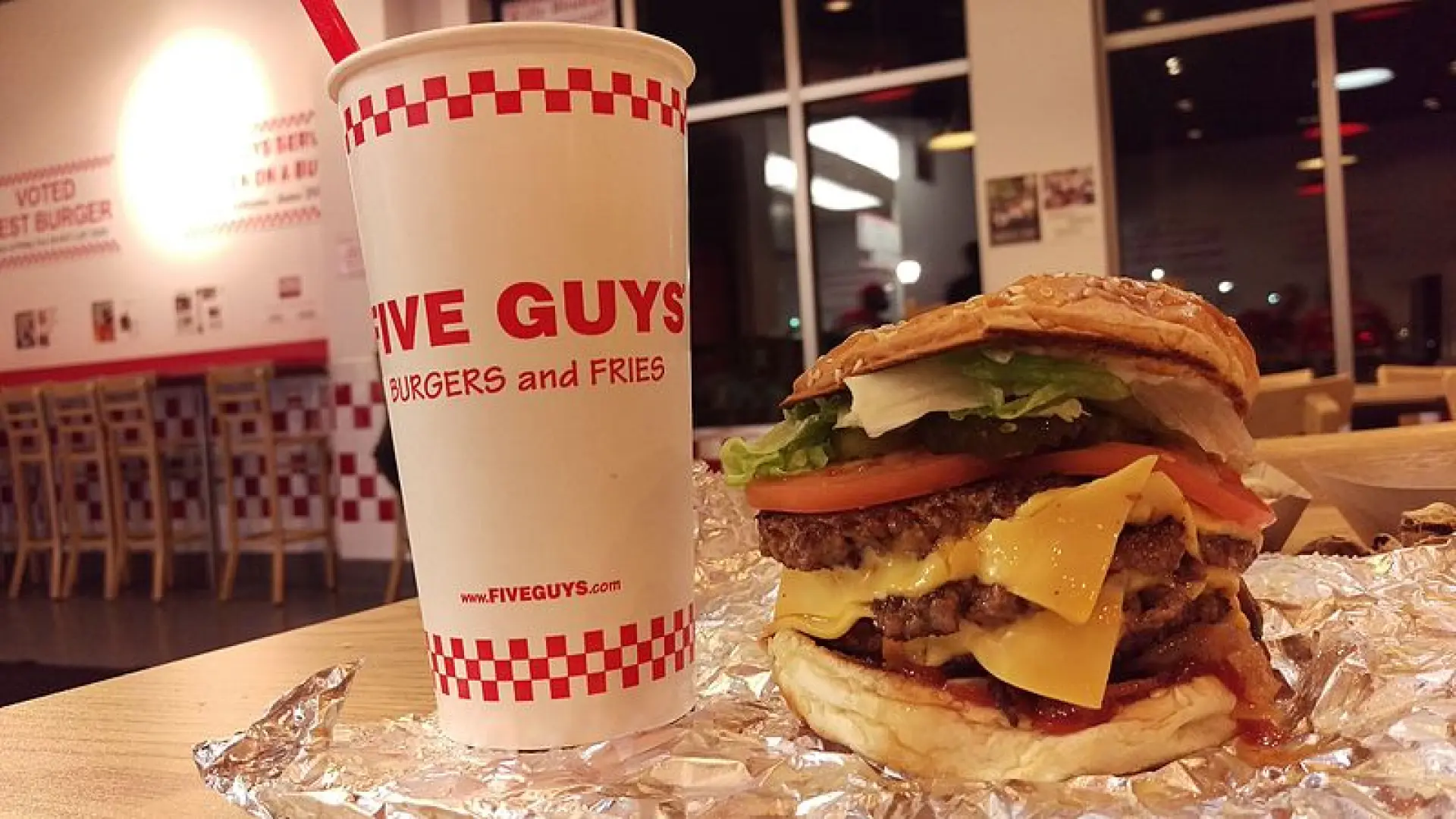 Five Guys elige Glovo para 'morder' el mercado tras la marcha de Deliveroo