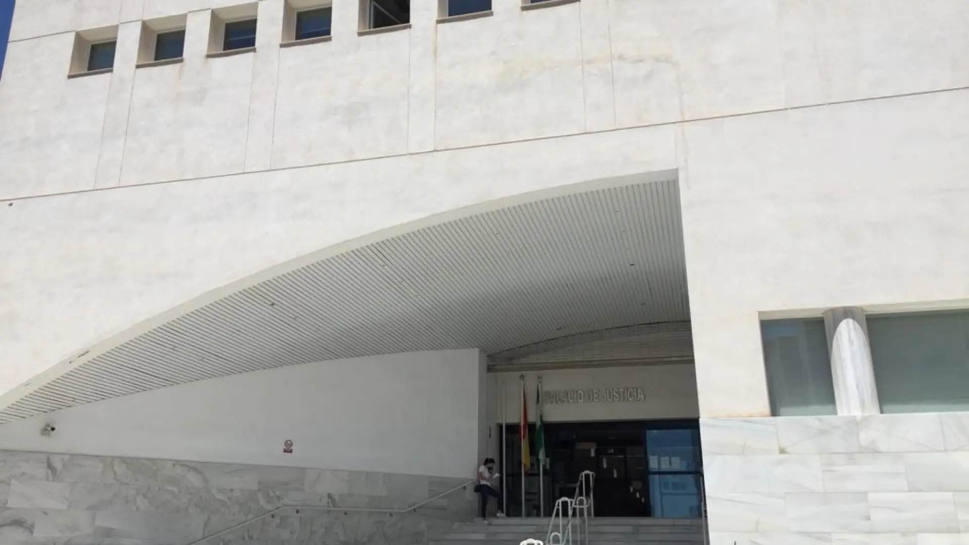 
         Condenado a seis meses de prisión el hombre que agredió a patadas a su pareja en plena calle en Granada 
    