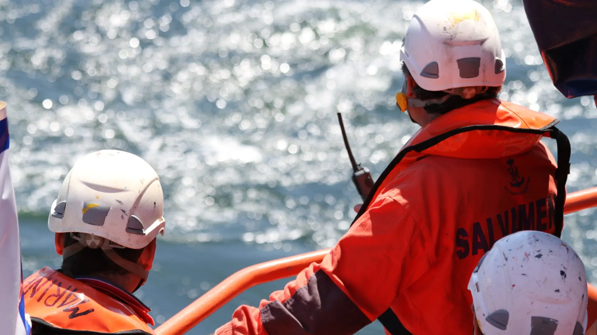 Arde un barco pesquero con cinco inmigrantes a bordo en Lanzarote