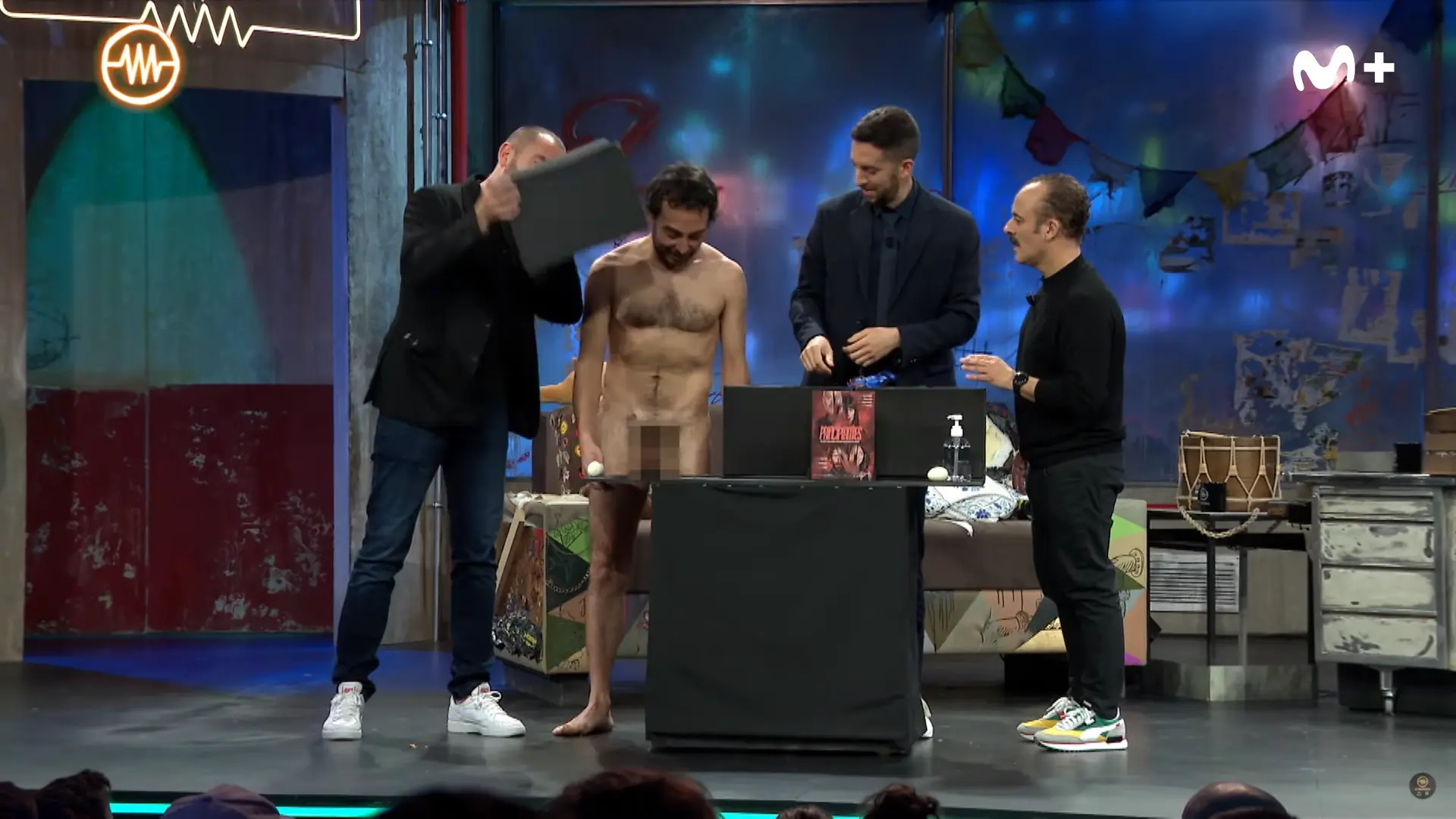 Un hombre desnudo aparece en el plató de 'La Resistencia' tras una 'caja  sorpresa'