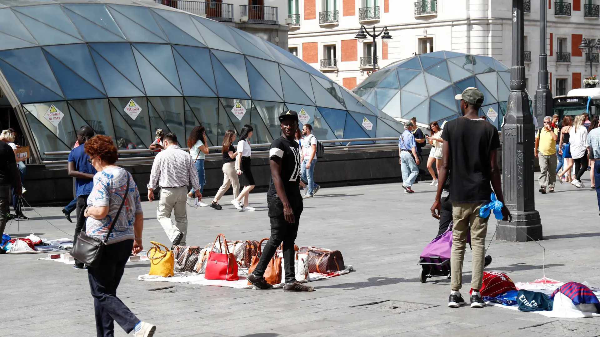 Las denuncias por 'top manta' en Madrid caen hasta las 2.801 y son