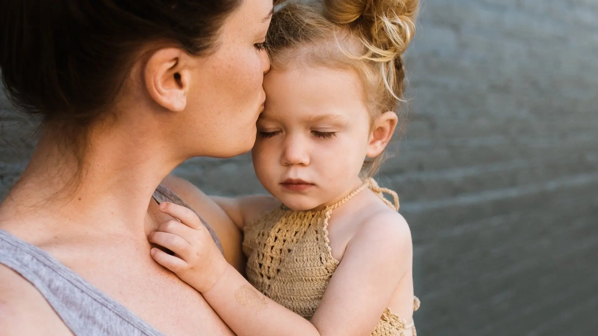 "Mi hijo solo quiere estar conmigo": qué significa este apego y cómo gestionarlo sin culpa