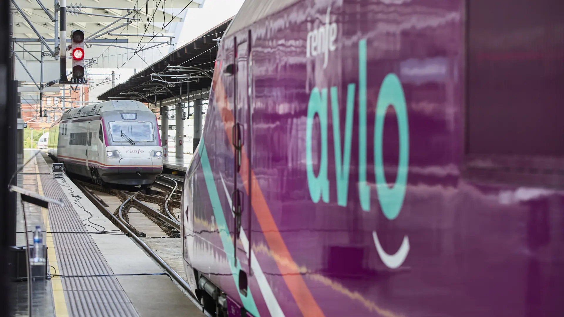 La supresión del servicio Avlo de la línea Madrid-Barcelona encarece un 40% los billetes de tren frente a septiembre de 2024