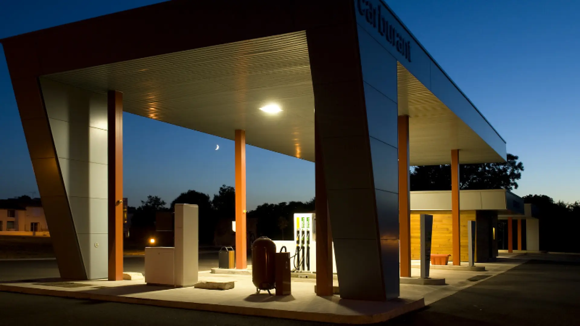 Las gasolineras 'low cost' evalúan llevar a los tribunales el descuento