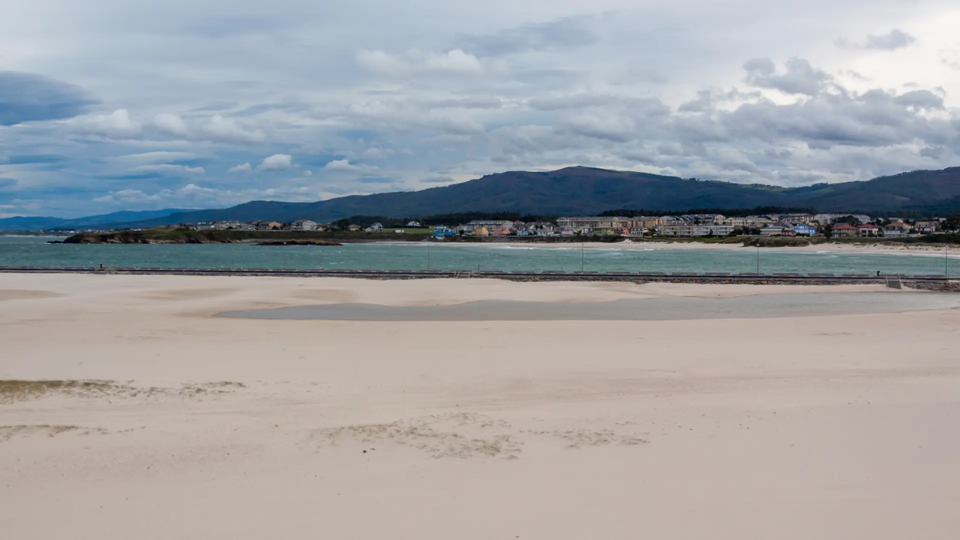 Tres zonas de Galicia donde vivir las mareas vivas y descubrir paisajes únicos