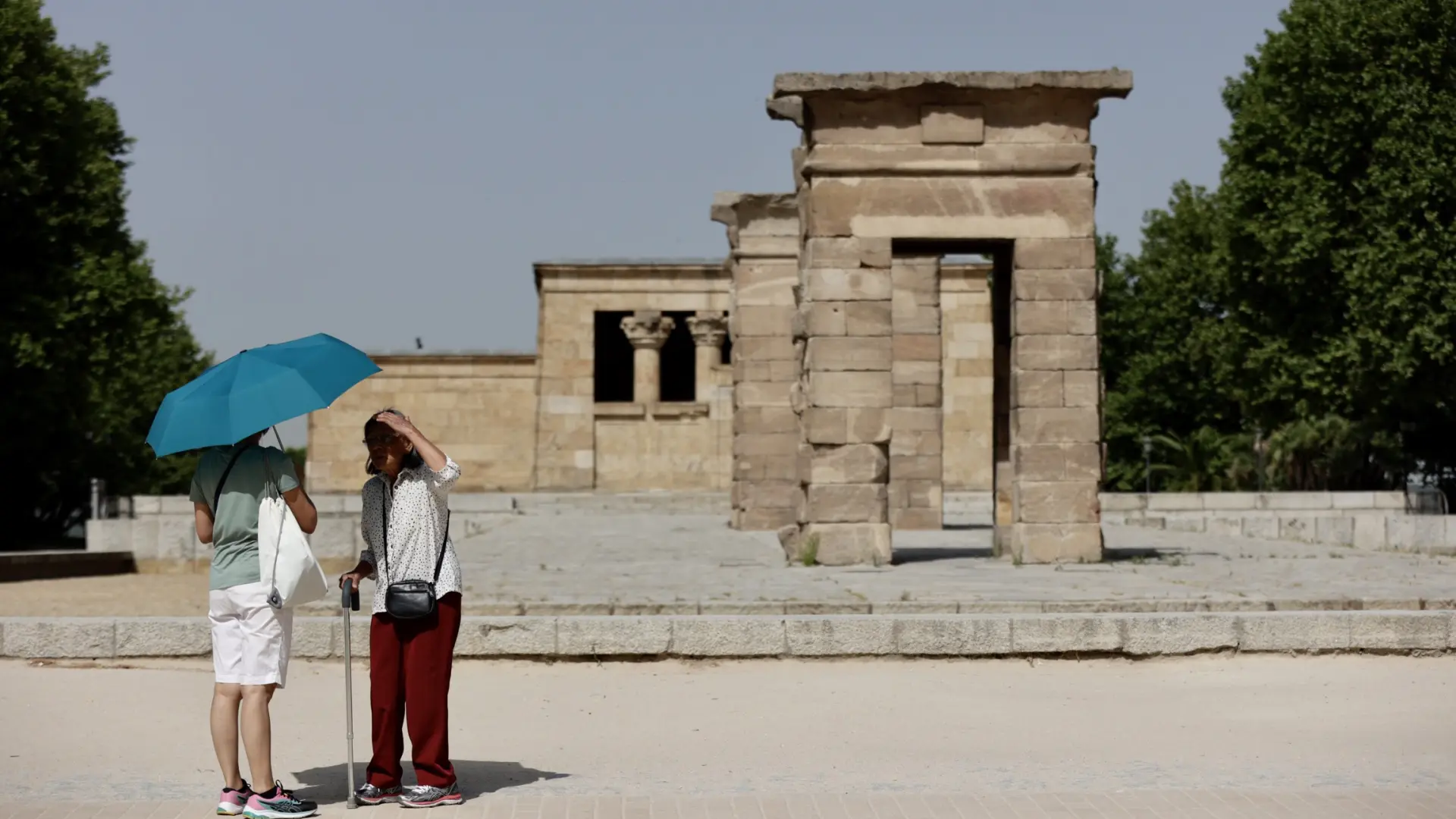 La historia del templo de Debod antes de llegar a Madrid, expuesta en el Museo de San Isidro