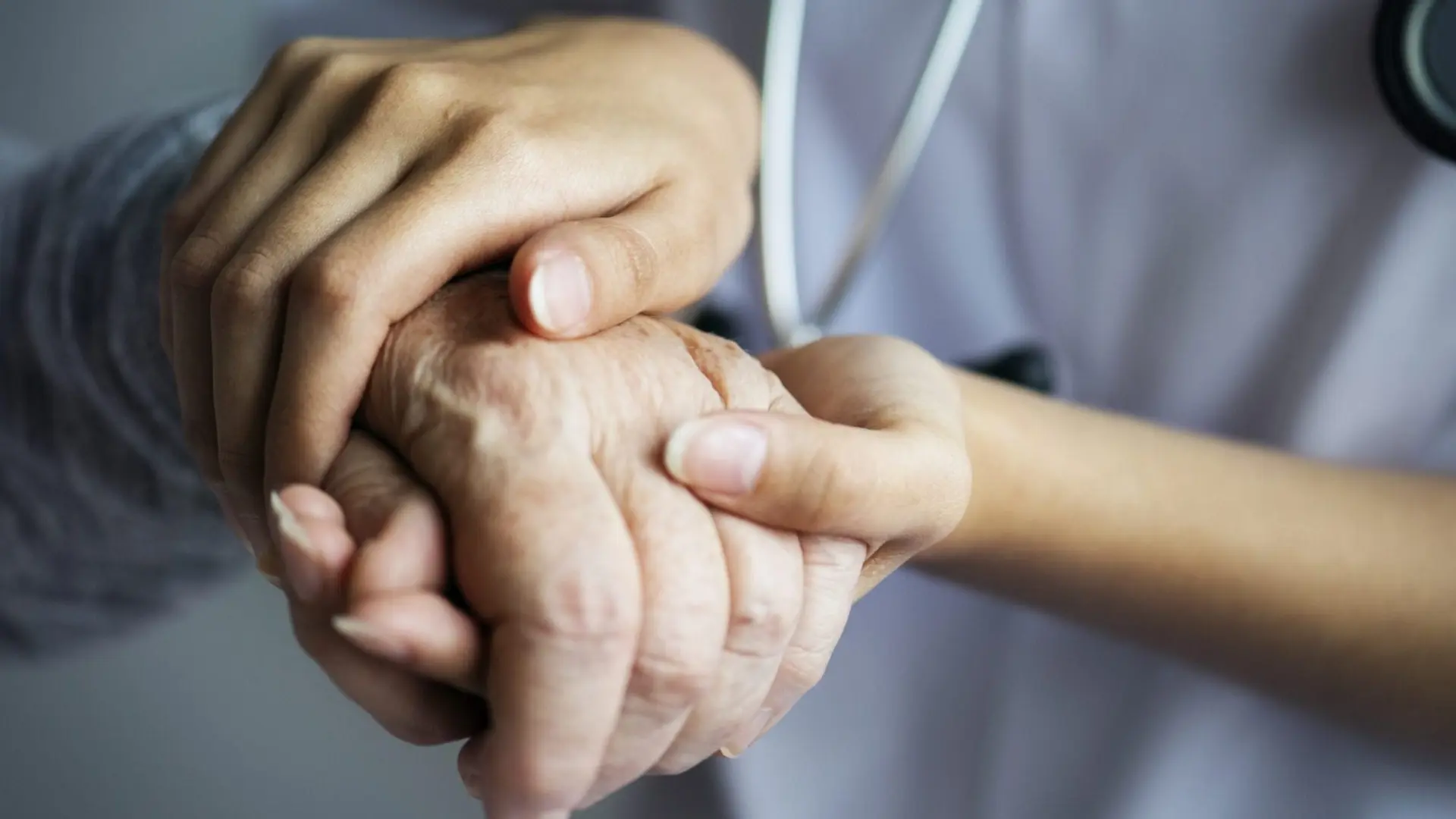 Más de 270 residencias españolas eliminan las sujeciones físicas y farmacológicas a personas con demencia