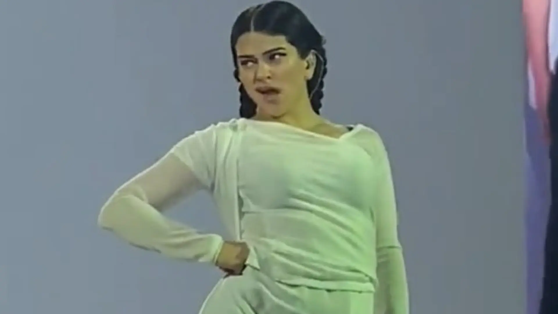 Los mejores memes del vídeo viral de Rosalía en el que masca chicle de