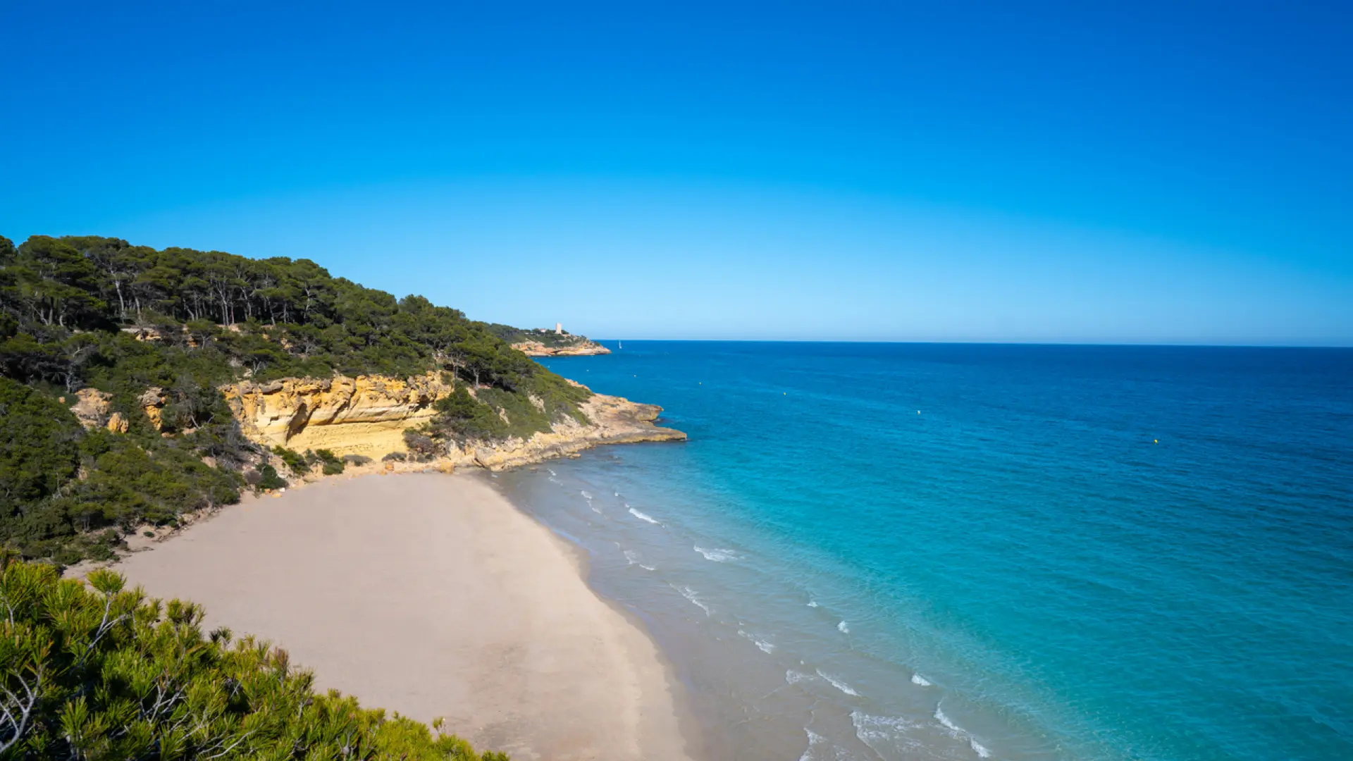 
         La playa más bonita de Tarragona, según la IA: rodeada de acantilados, parecida a Hawái y con aguas turquesas 
    
