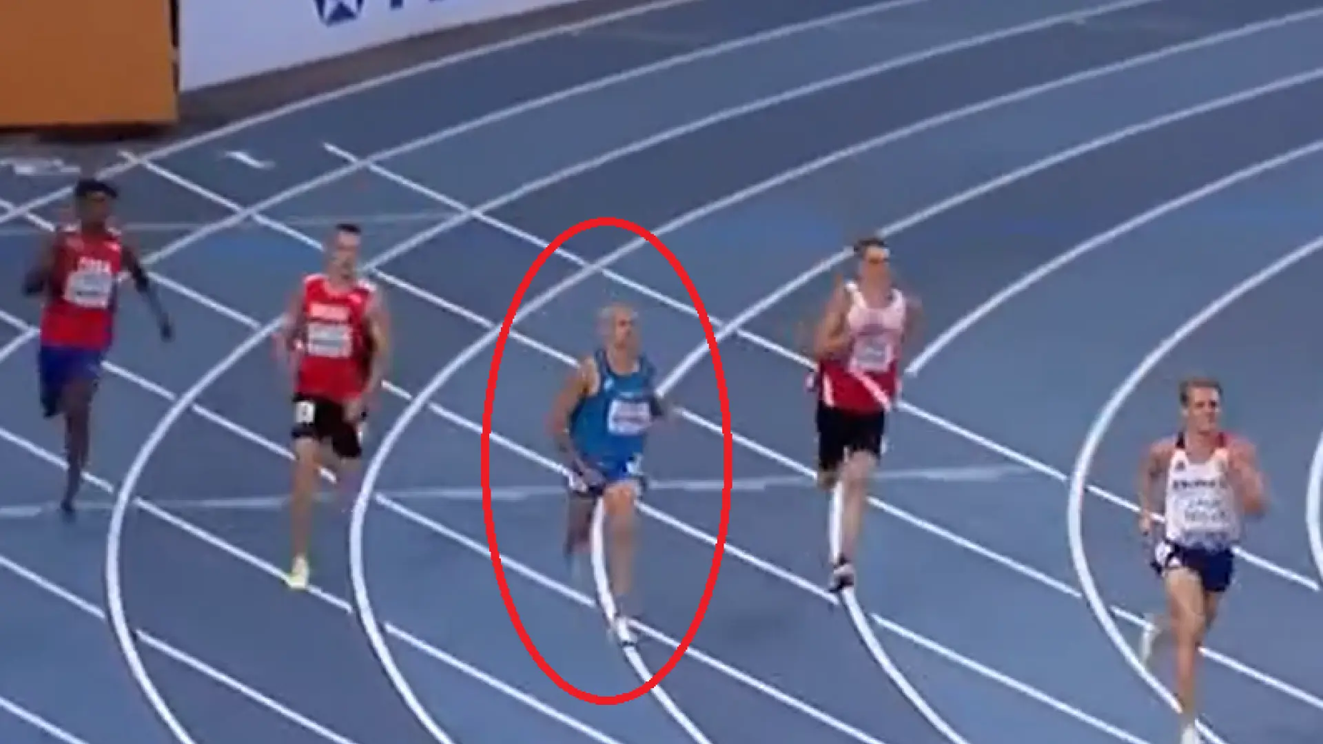 Decide correr sin calzoncillos y acaba último la prueba tras salirse su ...