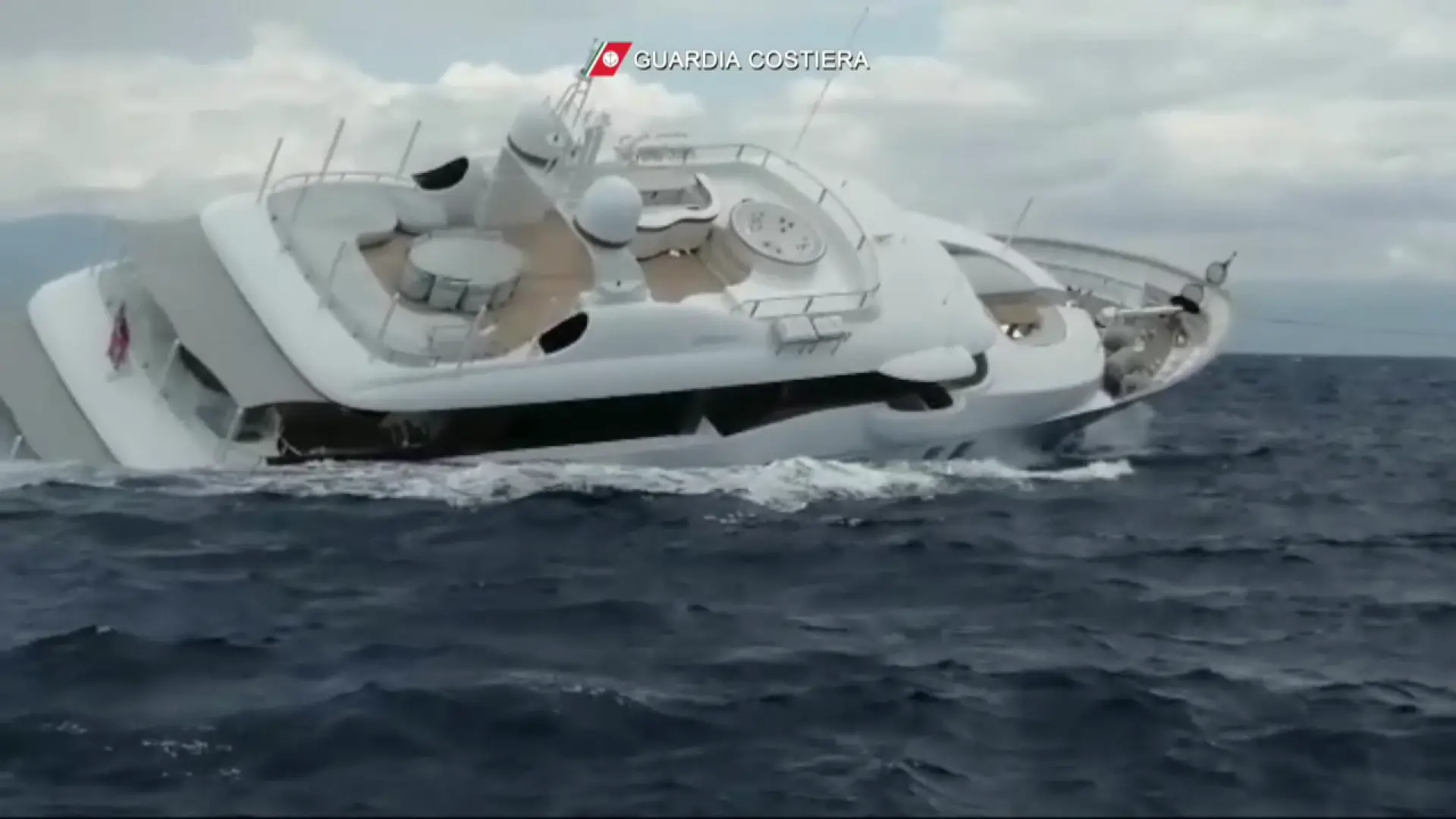 Un yate de lujo naufraga en pocos minutos en la costa italiana