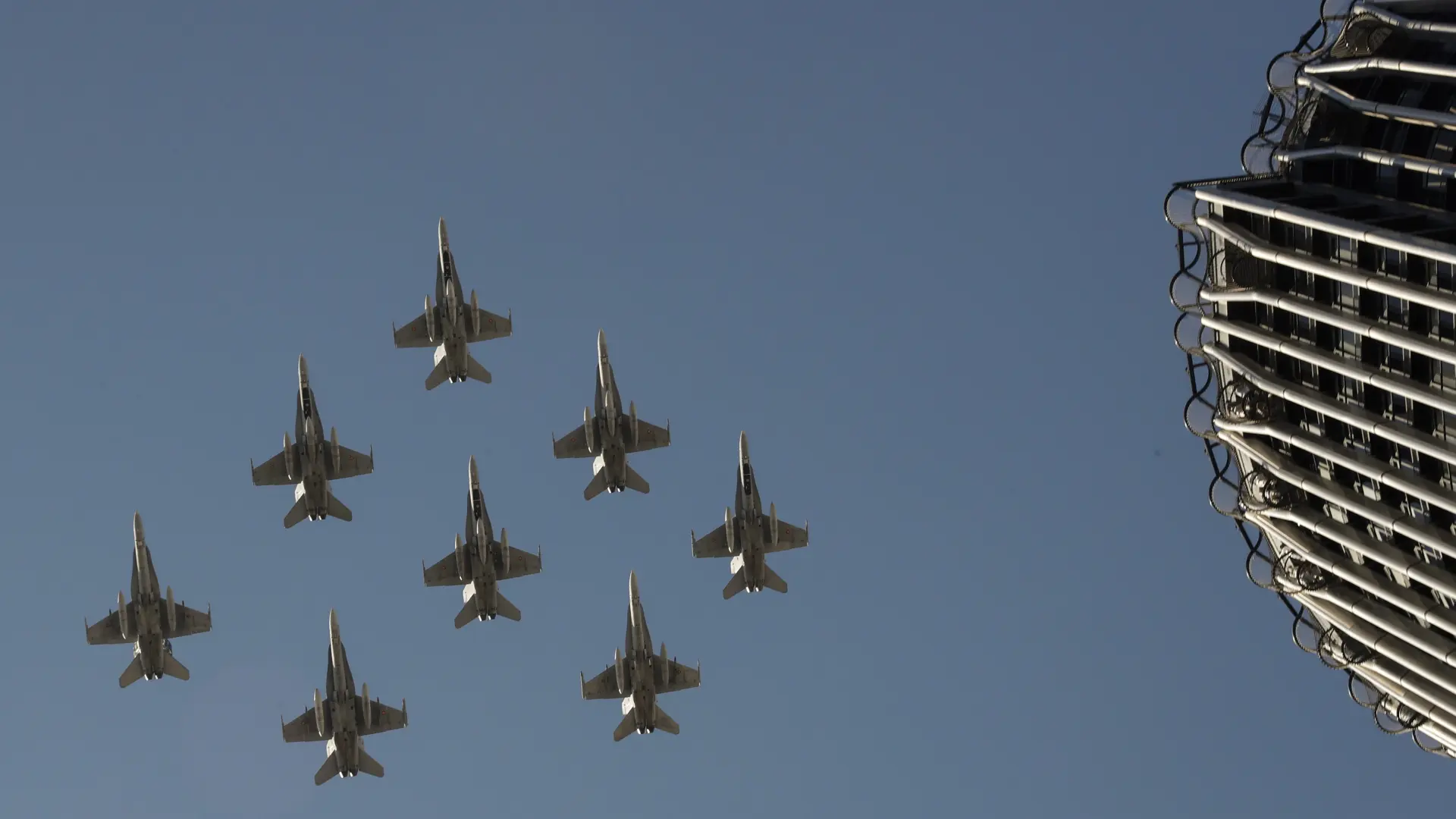 ¿Por qué hay aviones y cazas del Ejército sobrevolando el cielo de Madrid?