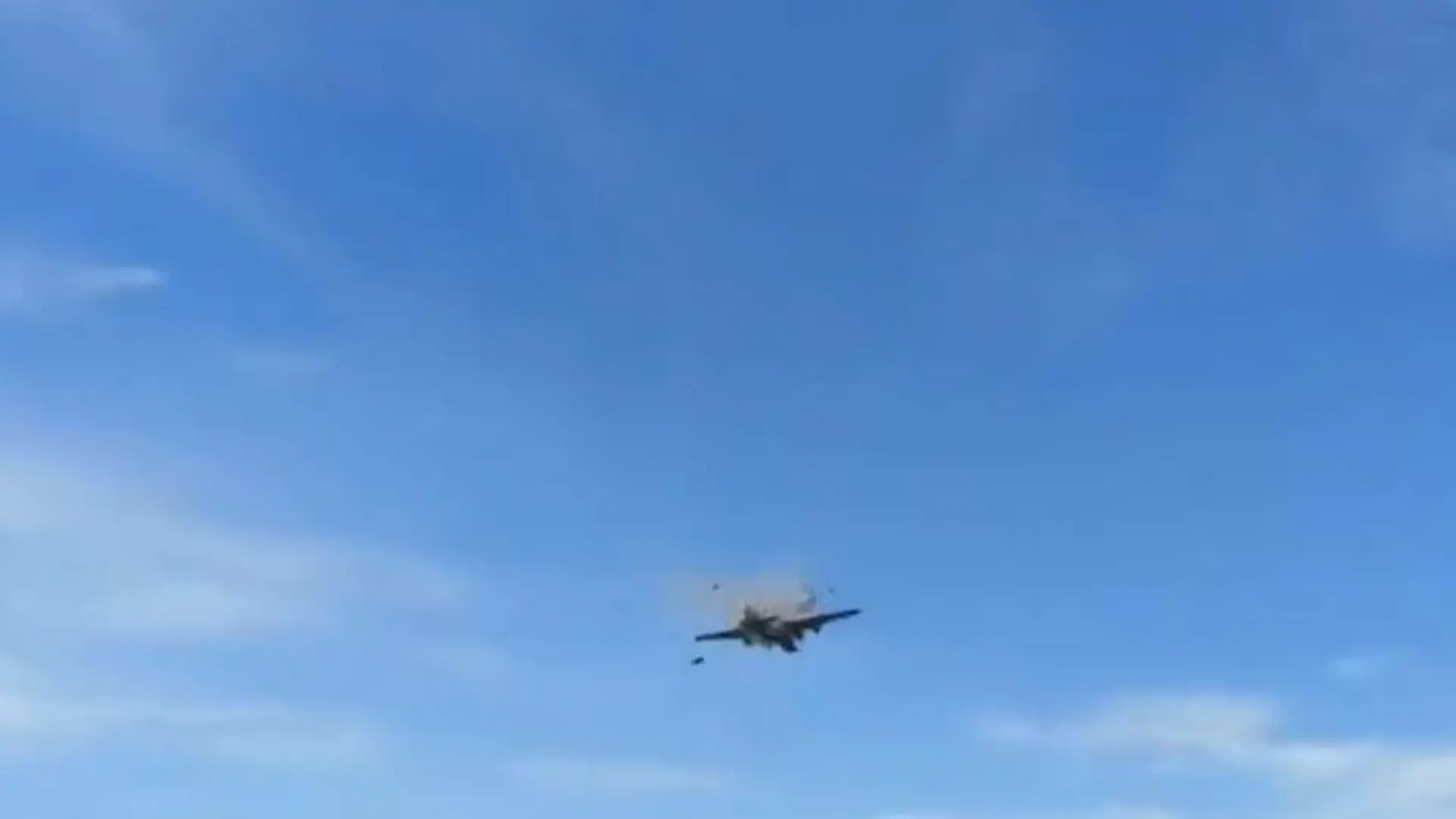 Dos aviones se estrellan en pleno vuelo durante una exhibición aérea de