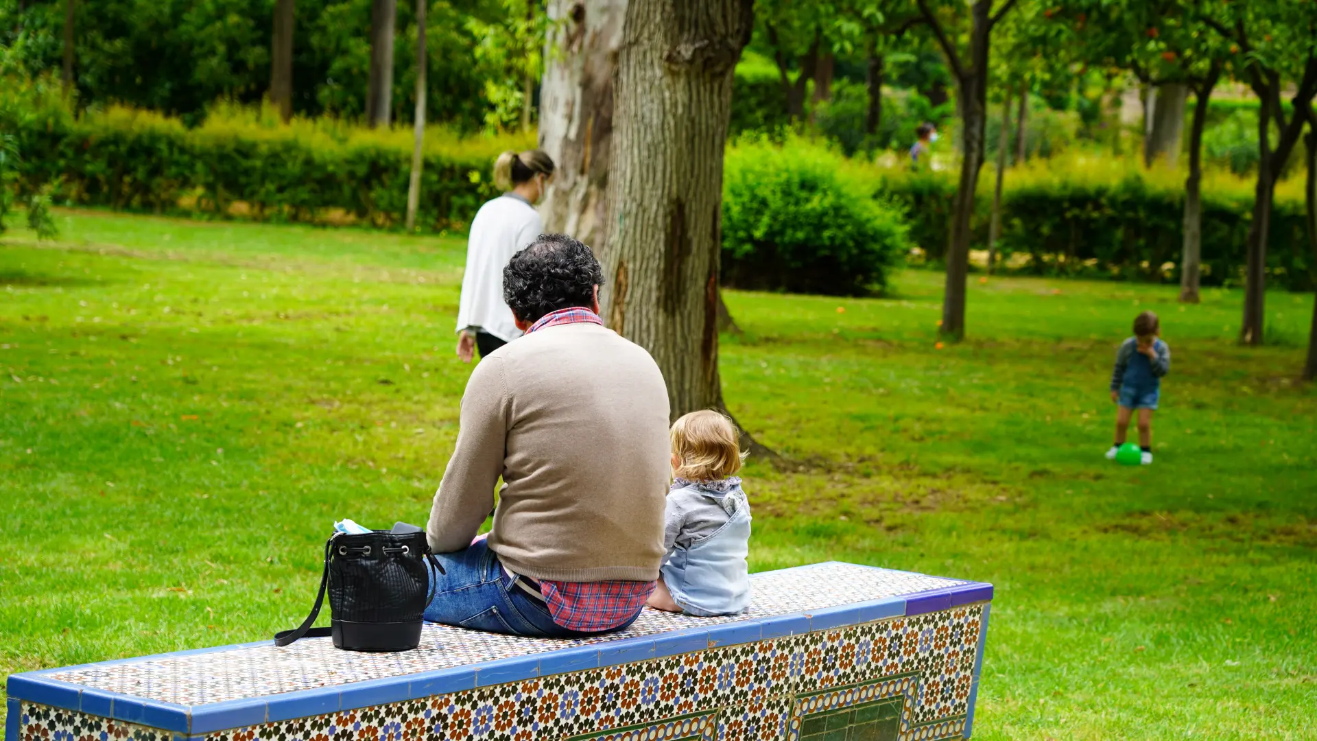 Las 8 ayudas para familias con hijos en España que puedes pedir este 2026: requisitos y cómo solicitar