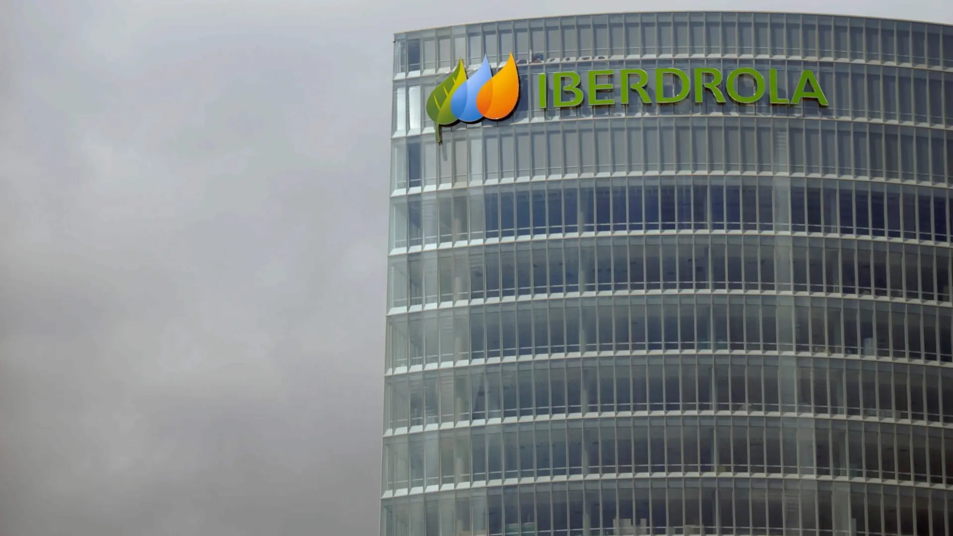 Iberdrola firma un préstamo de 300 millones para desarrollar redes eléctricas en Brasil thumbnail