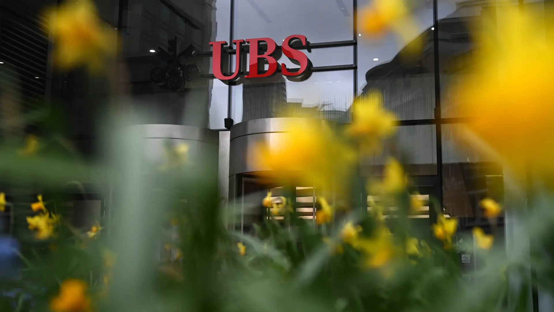 El respaldo a UBS eleva a 3.083 millones la oferta al accionista de ...