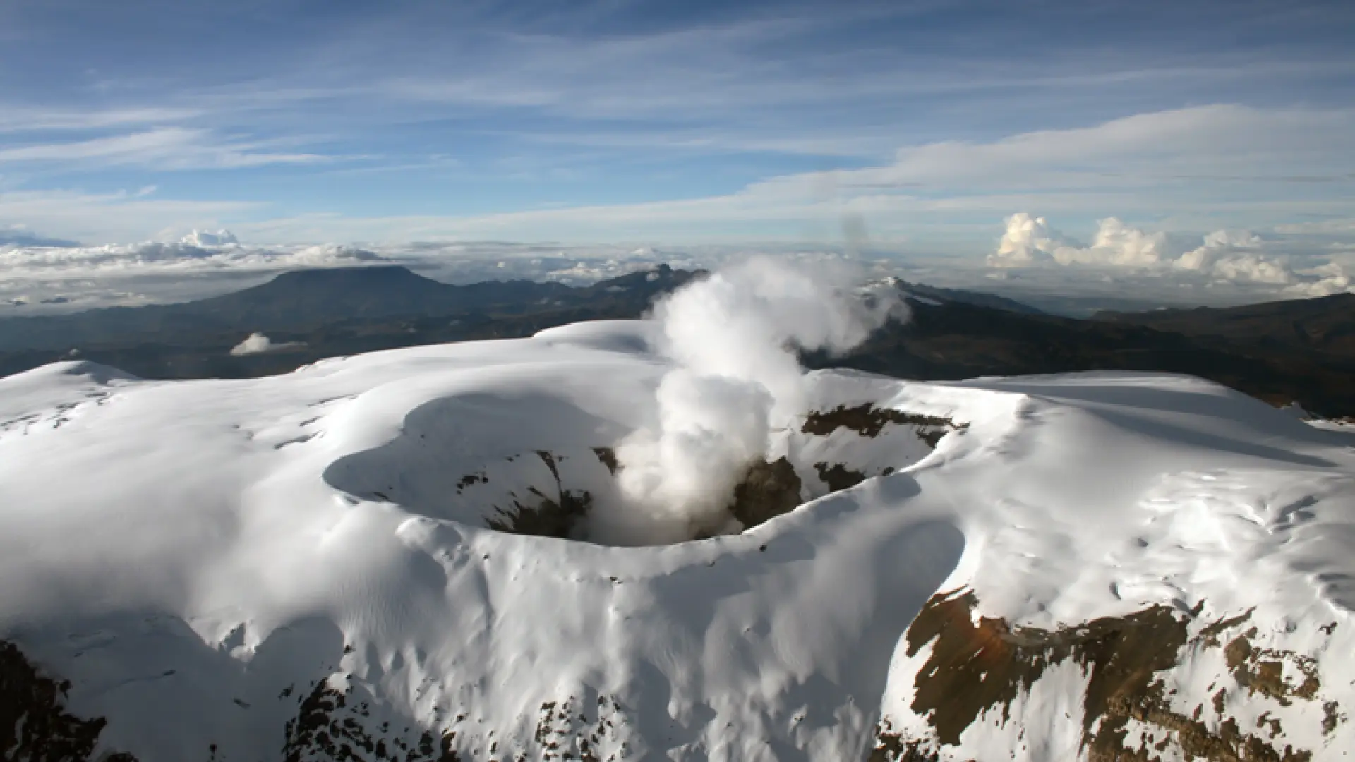 El volcán Nevado del Ruiz en Colombia registra 5.400 sismos y emisión