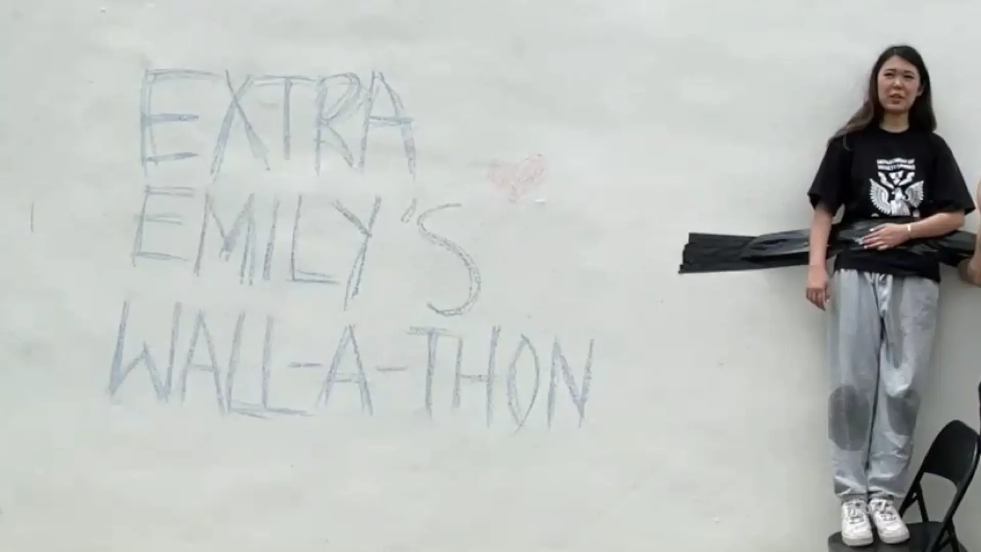 Una 'streamer' hace un directo durante 24 horas pegada a una pared de