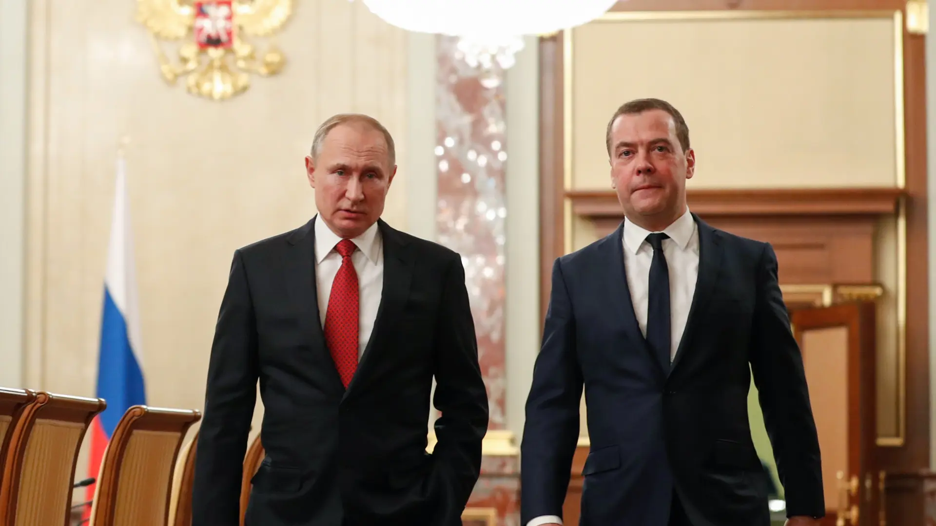 Putin condecora a Medvédev, el expresidente ruso que irrita a Trump en redes sociales