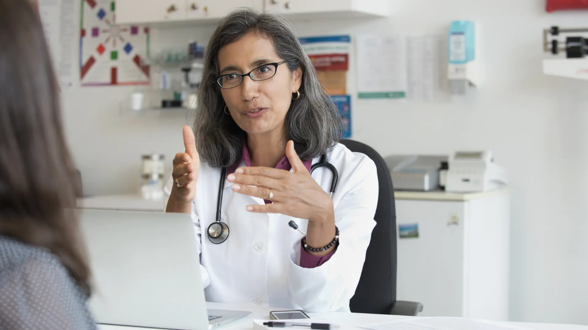 El médico de familia pedirá más diagnósticos al especialista sin derivar al paciente: valoran extenderlo a problemas oculares o alergias