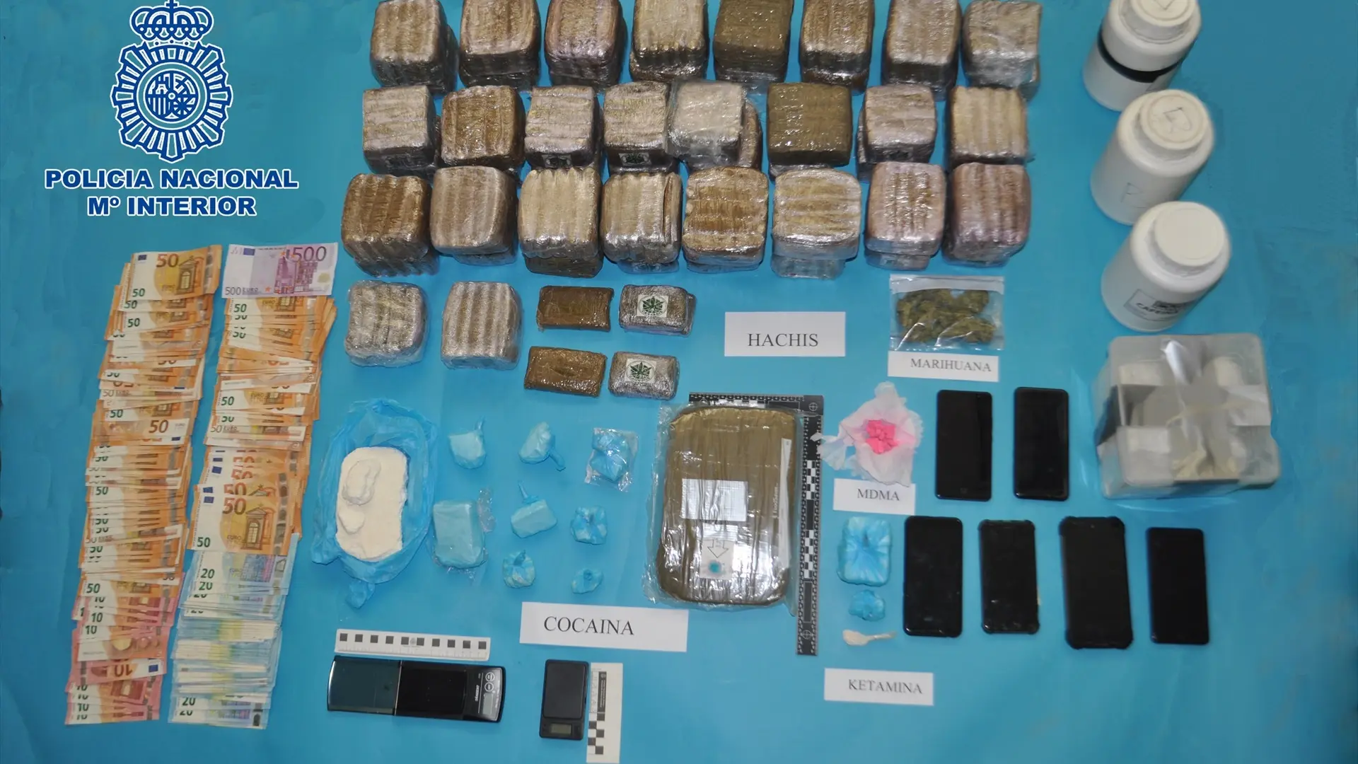 Un clan gallego celebra con cánticos y bailes condenas menores por