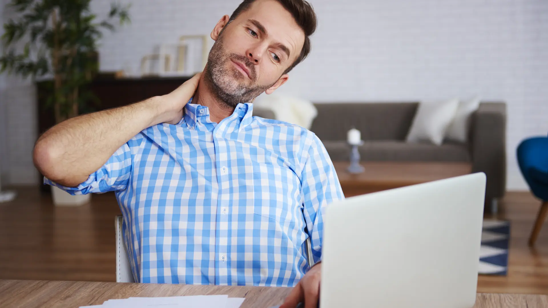 Ejercicios recomendados por fisioterapeutas para aliviar el dolor cervical en la oficina