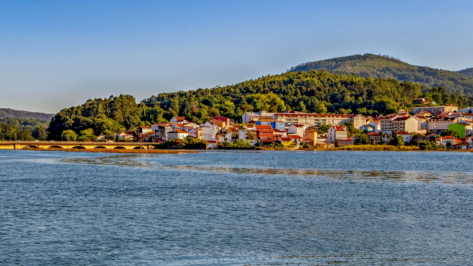 El pueblo gótico marinero de las Rías Baixas que tiene uno de los museos medievales más curiosos