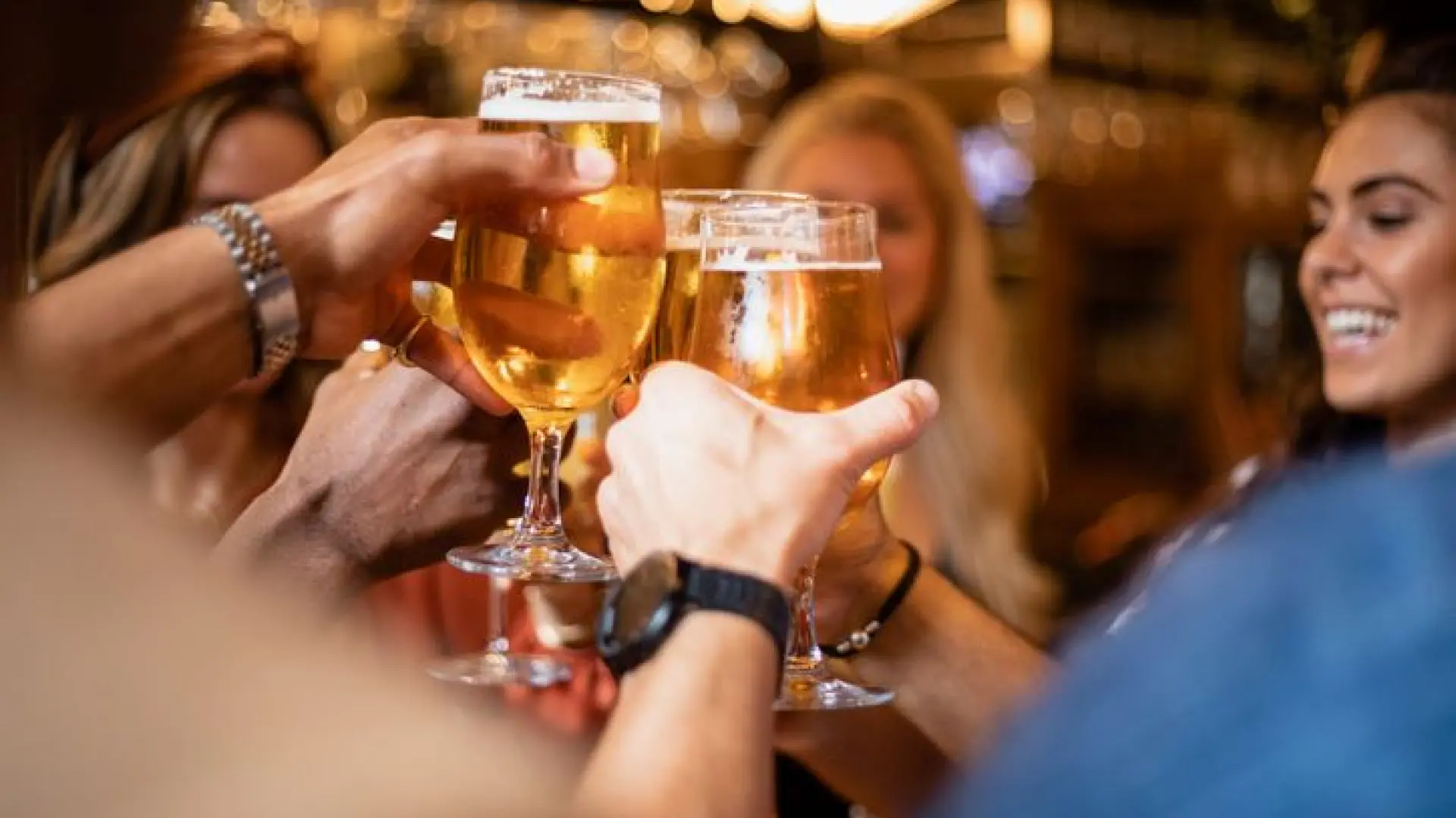 Esta es la cerveza más consumida en España: ¿cuántos litros se beben al ...