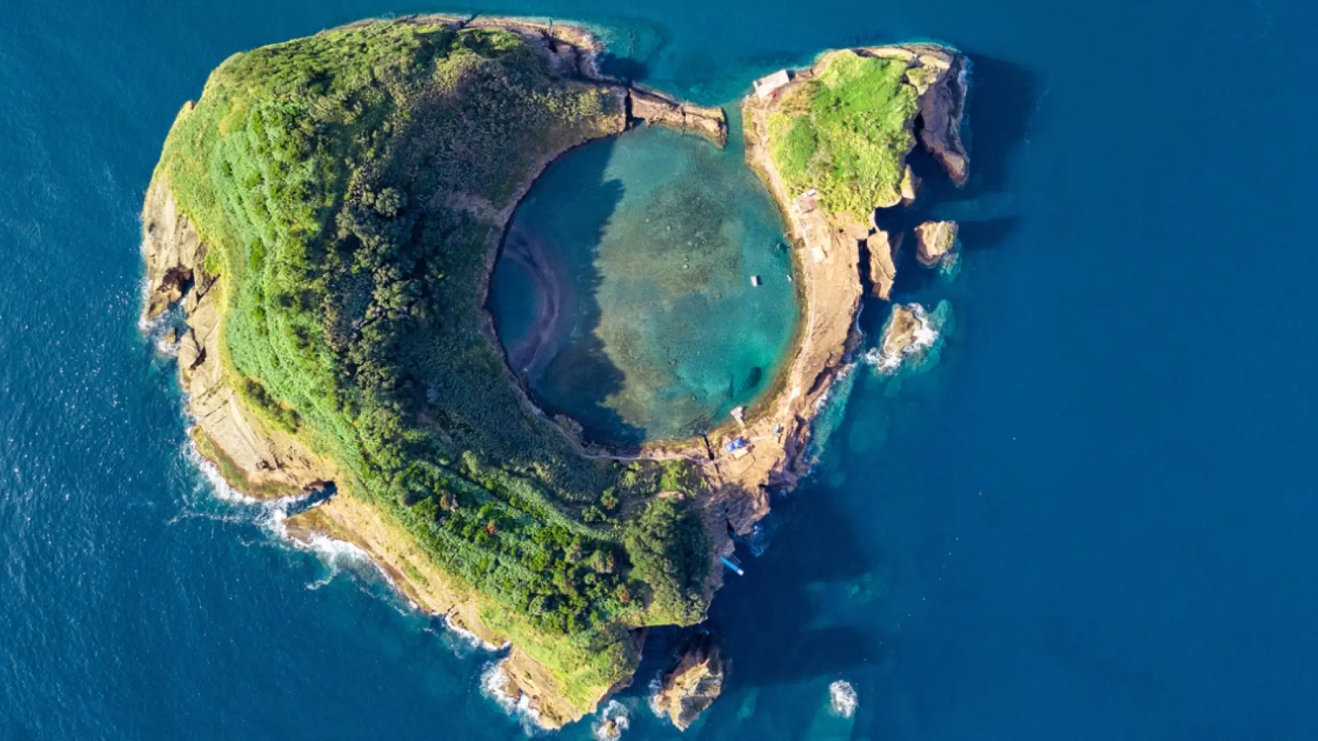 Un paraíso dentro de otro la isla de Azores con una piscina natural