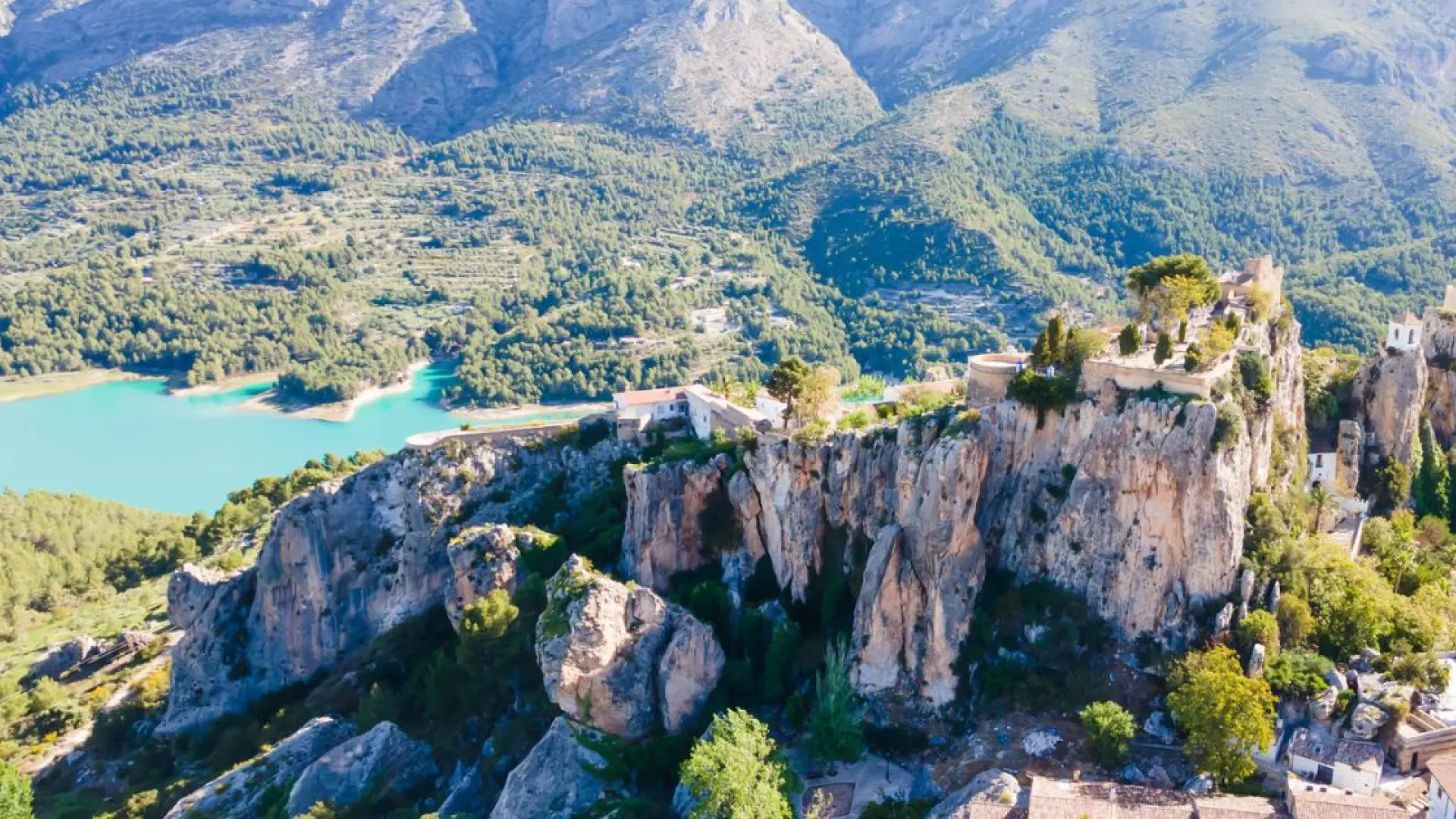 El precioso pueblo medieval de origen musulmán en la cima de una montaña