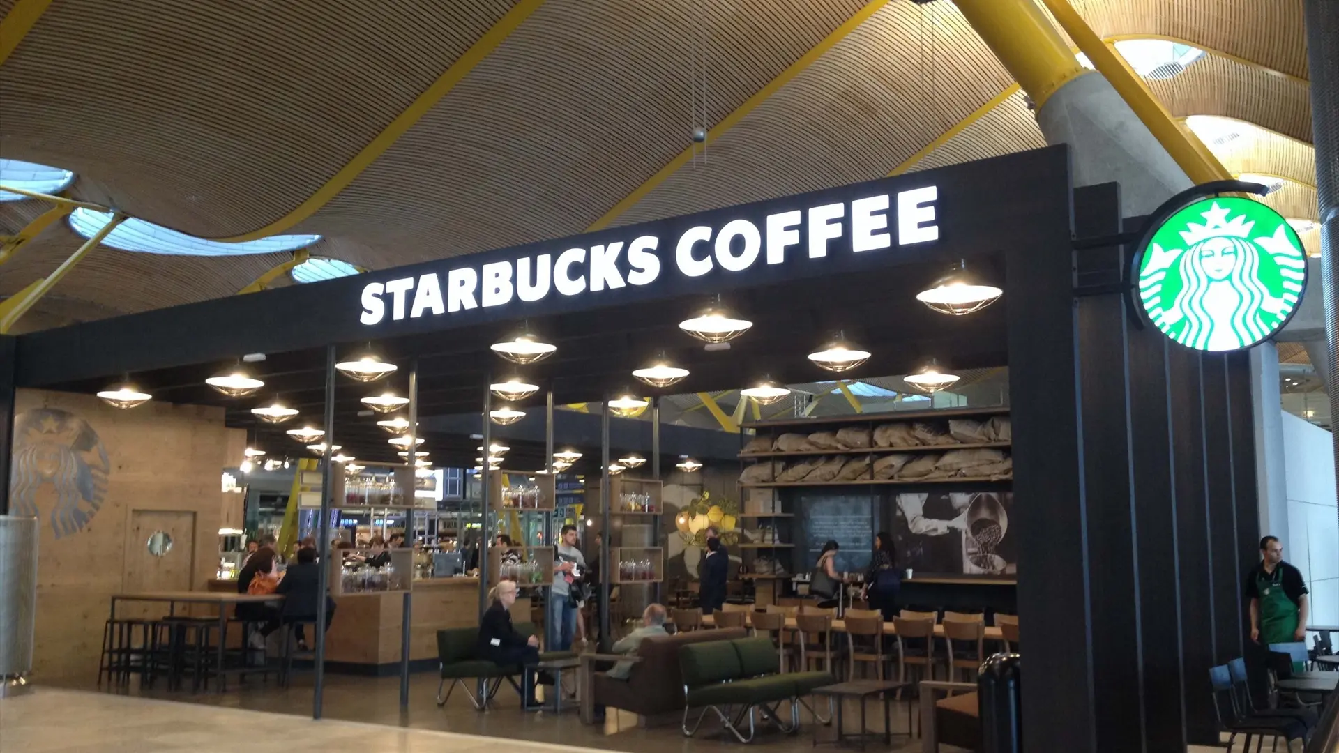 Starbucks cerrará cientos de locales y despedirá a 900 trabajadores para reestructurarse