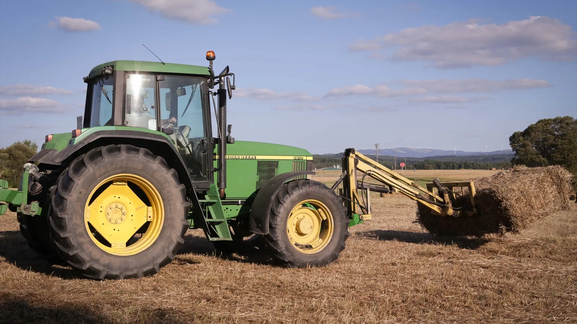 
         Muere un hombre tras quedar atrapado entre un tractor y un árbol 
    