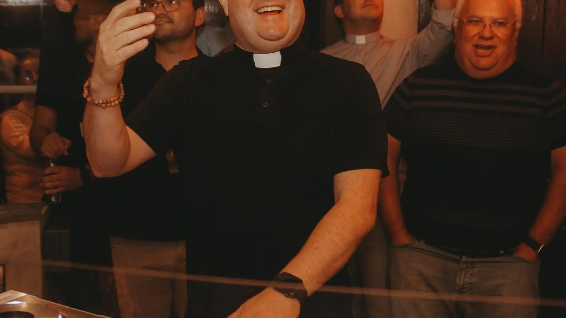 De misa a la cabina: un famoso 'cura DJ' revolucionará las Fiestas del Pilar de Zaragoza 2025