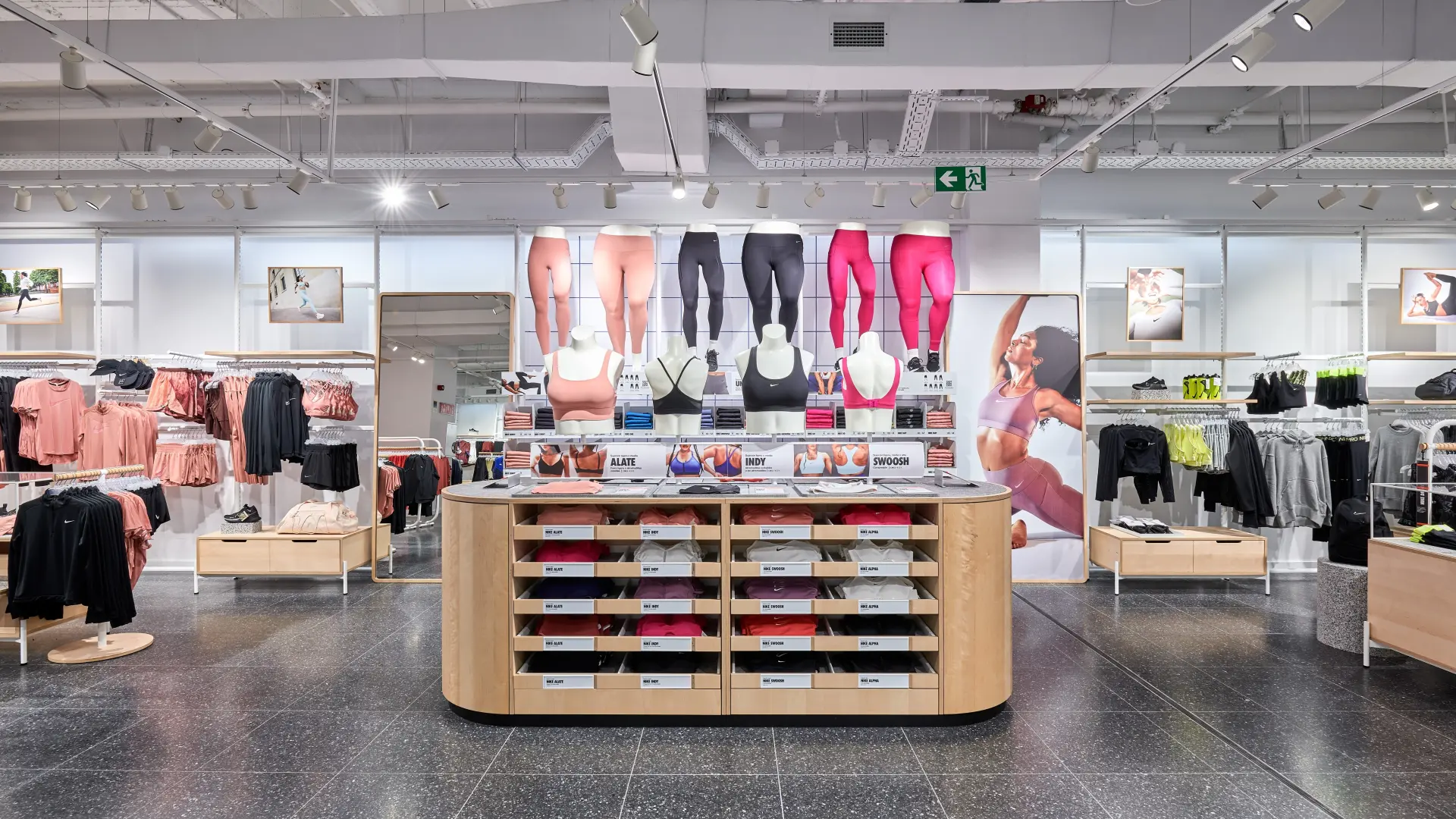 nike store la roca horario
