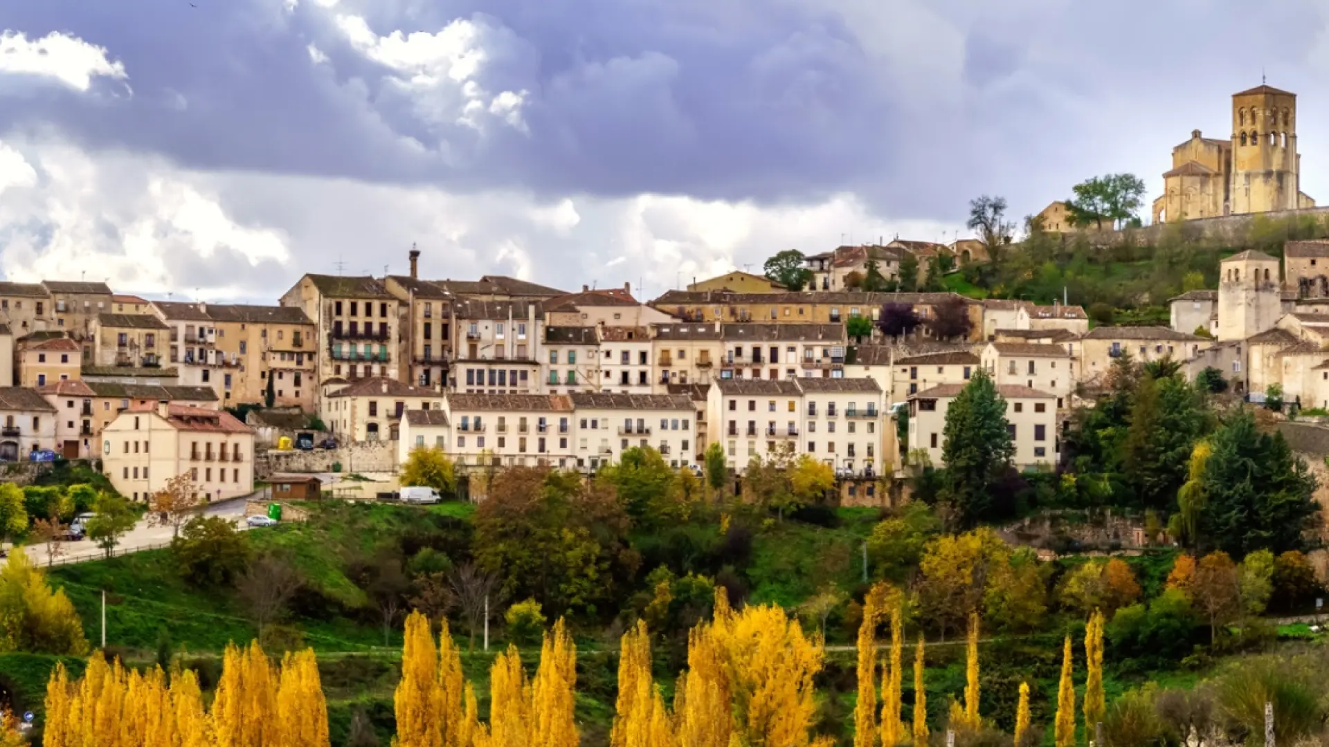 El pueblo de Segovia que nos da la mejor bienvenida a las Hoces del Duratón y es perfecto para visitar en otoño