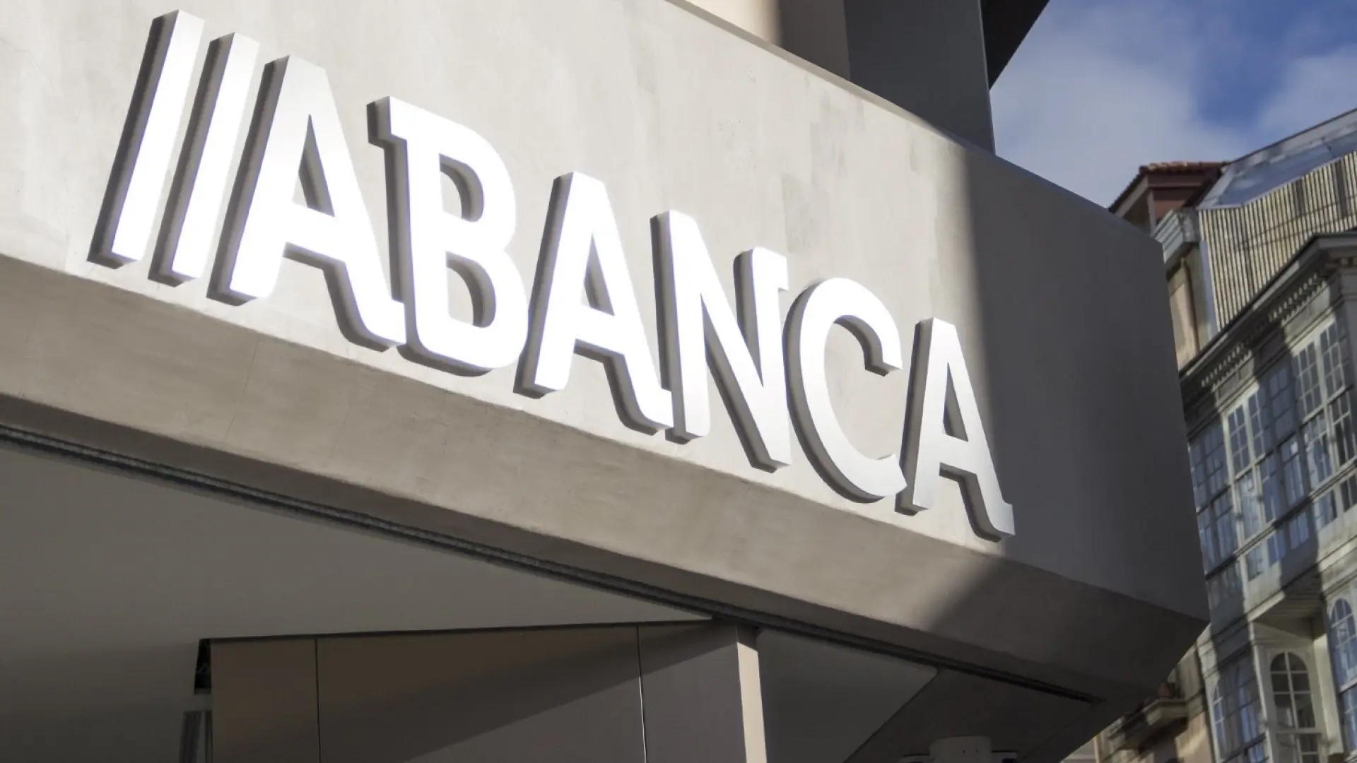 Atracan a punta de pistola un banco en O Porriño y dejan a los empleados atados