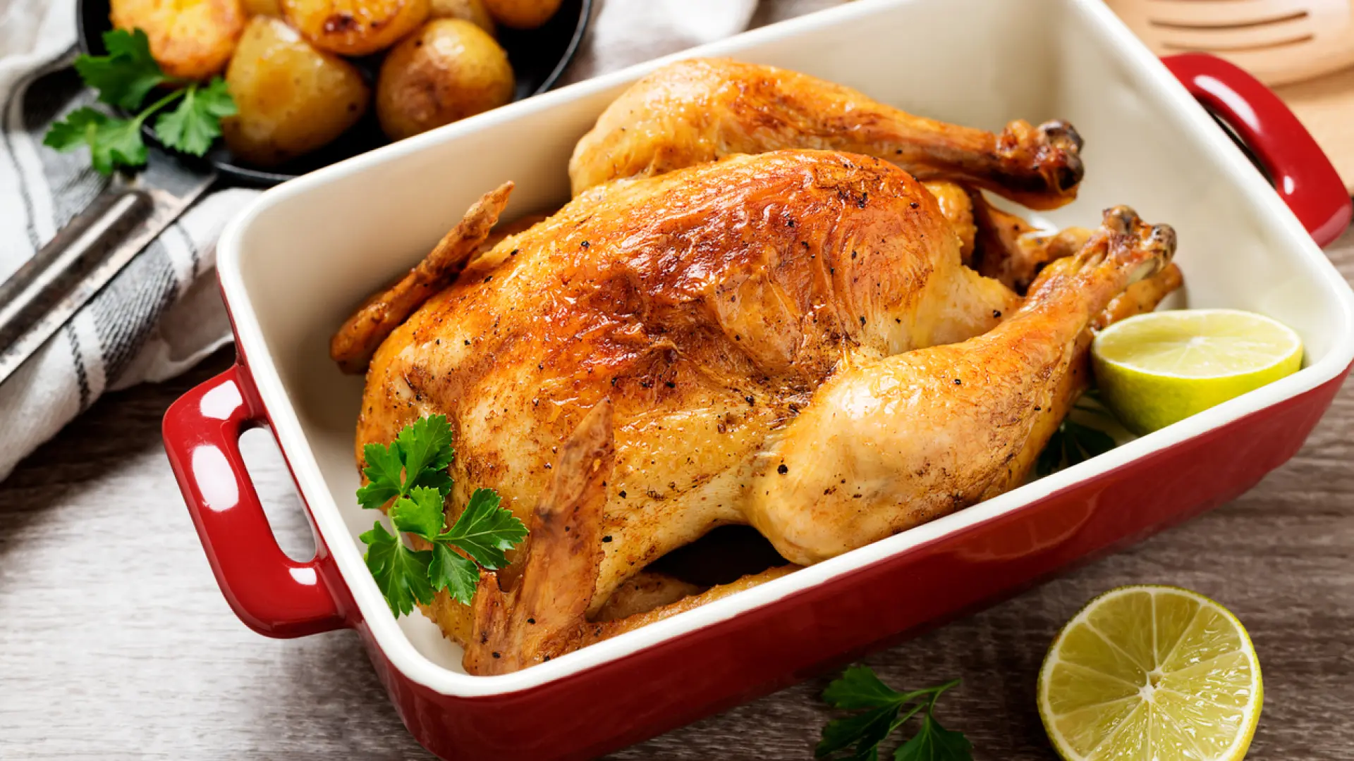 
         ¿Eres de los que quitan la piel del pollo? Una nutricionista zanja el debate sobre si es buena o mala 
    