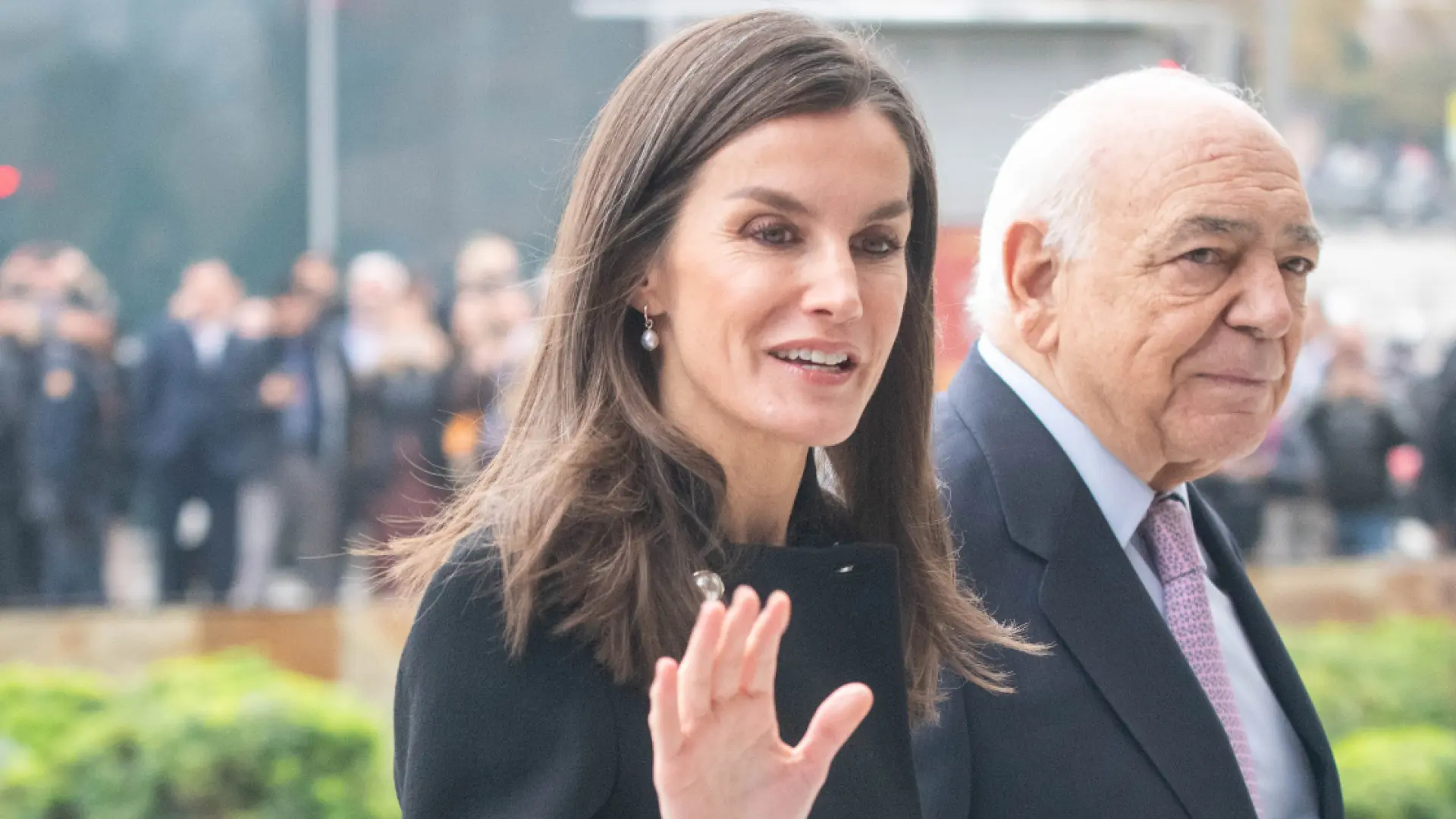 
         La reina Letizia rescata de su armario el abrigo joya que la conecta con Kate Middleton 
    