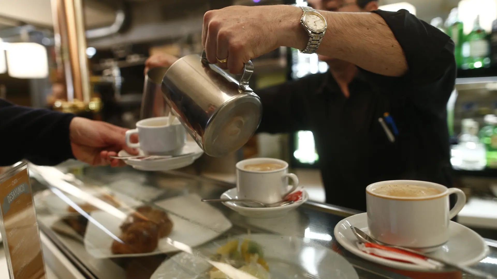 Las nuevas normas de un bar que escandalizan las redes: "Denuncia a Inspección de Trabajo"