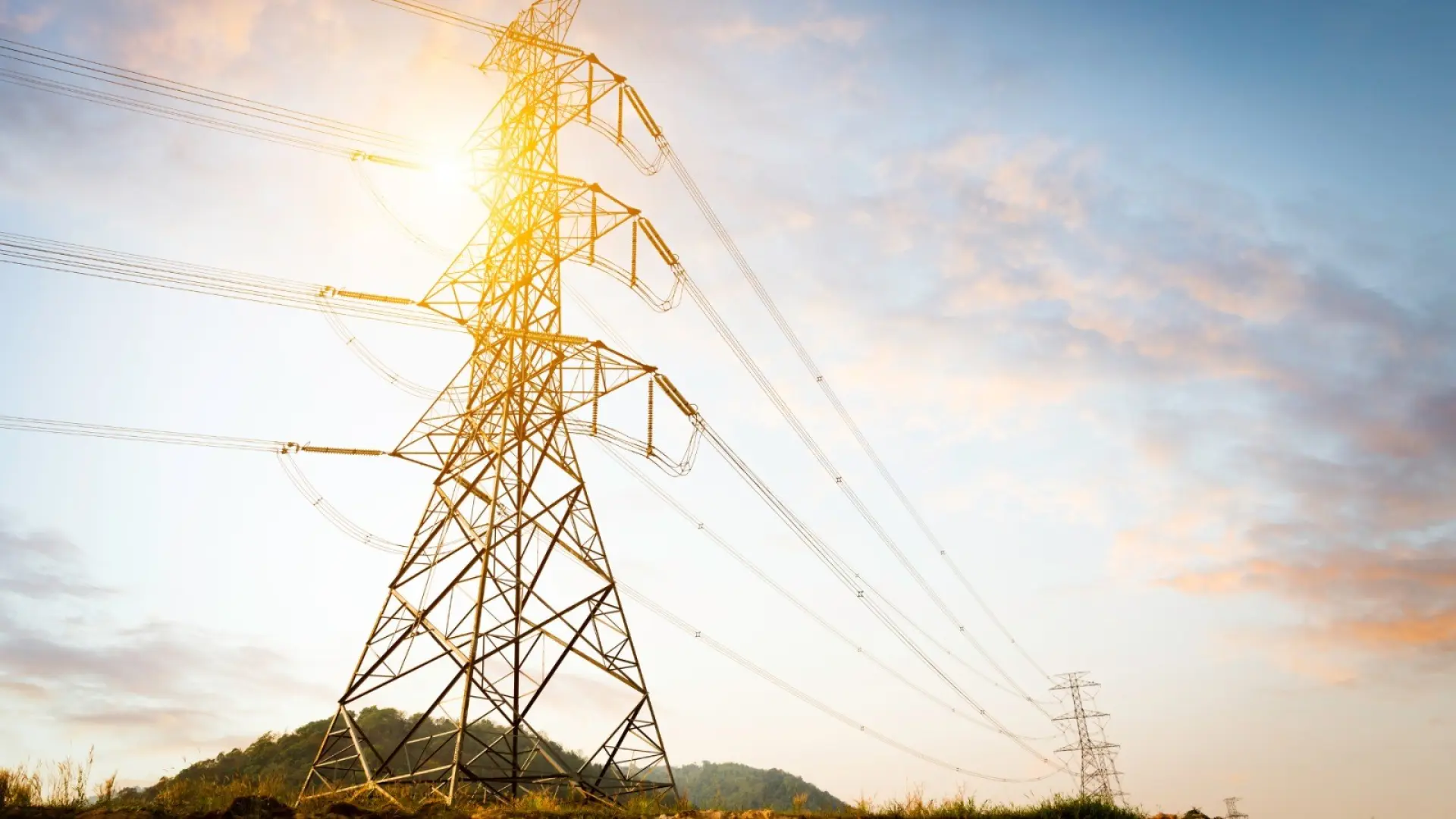 Las eléctricas alertan del "clamor" para mejorar la retribución de redes días antes de que Aagesen haga su propuesta a la CNMC