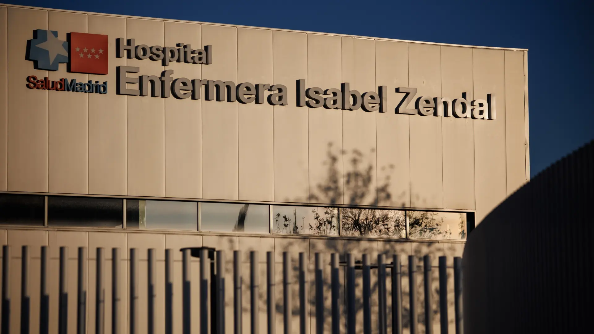 El PSOE denuncia un "desplome" en el techo del Zendal y la Comunidad de Madrid habla de un "pequeño desprendimiento" thumbnail