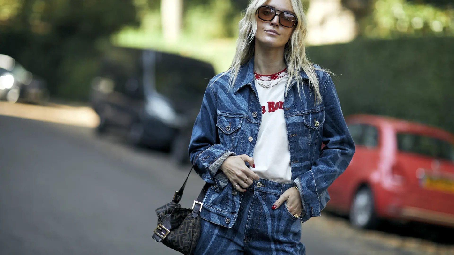 La moda del Canadian tuxedo regresa este otoño 2025: un estilo práctico y funcional que amas u odias