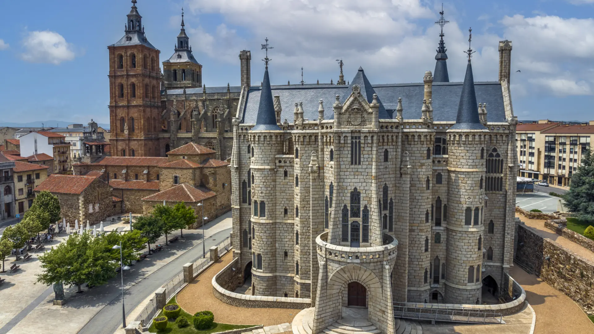 
         Gaudí, un gran cocido y una catedral que sorprende en una sola escapada 
    