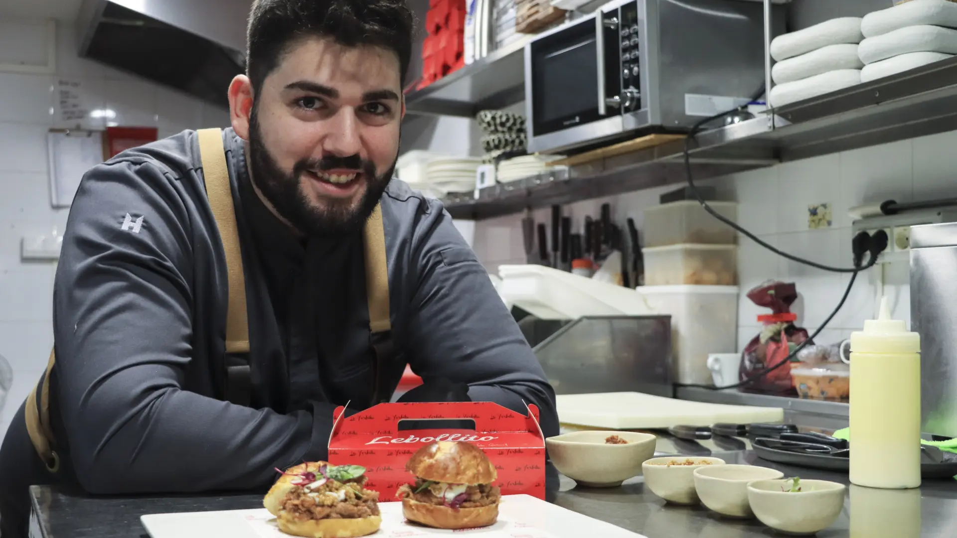 Pablo Cadavid, chef: "Untamos el producto con aceite y así no queda sobrante que hace que se queme"