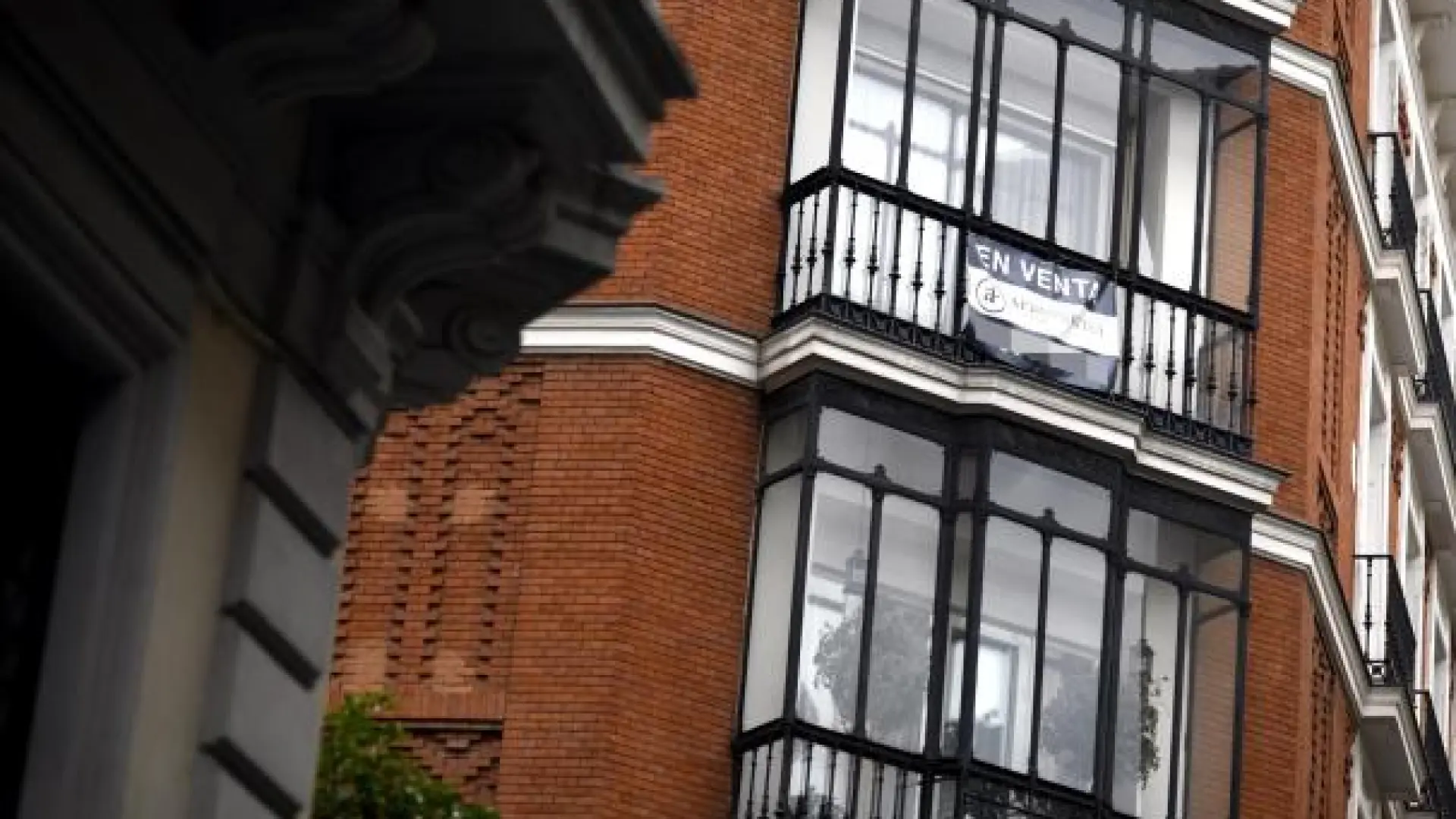 
         La venta de viviendas a extranjeros cayó un 4,4% en la segunda mitad de 2025 por el desplome de los compradores no residentes 
    