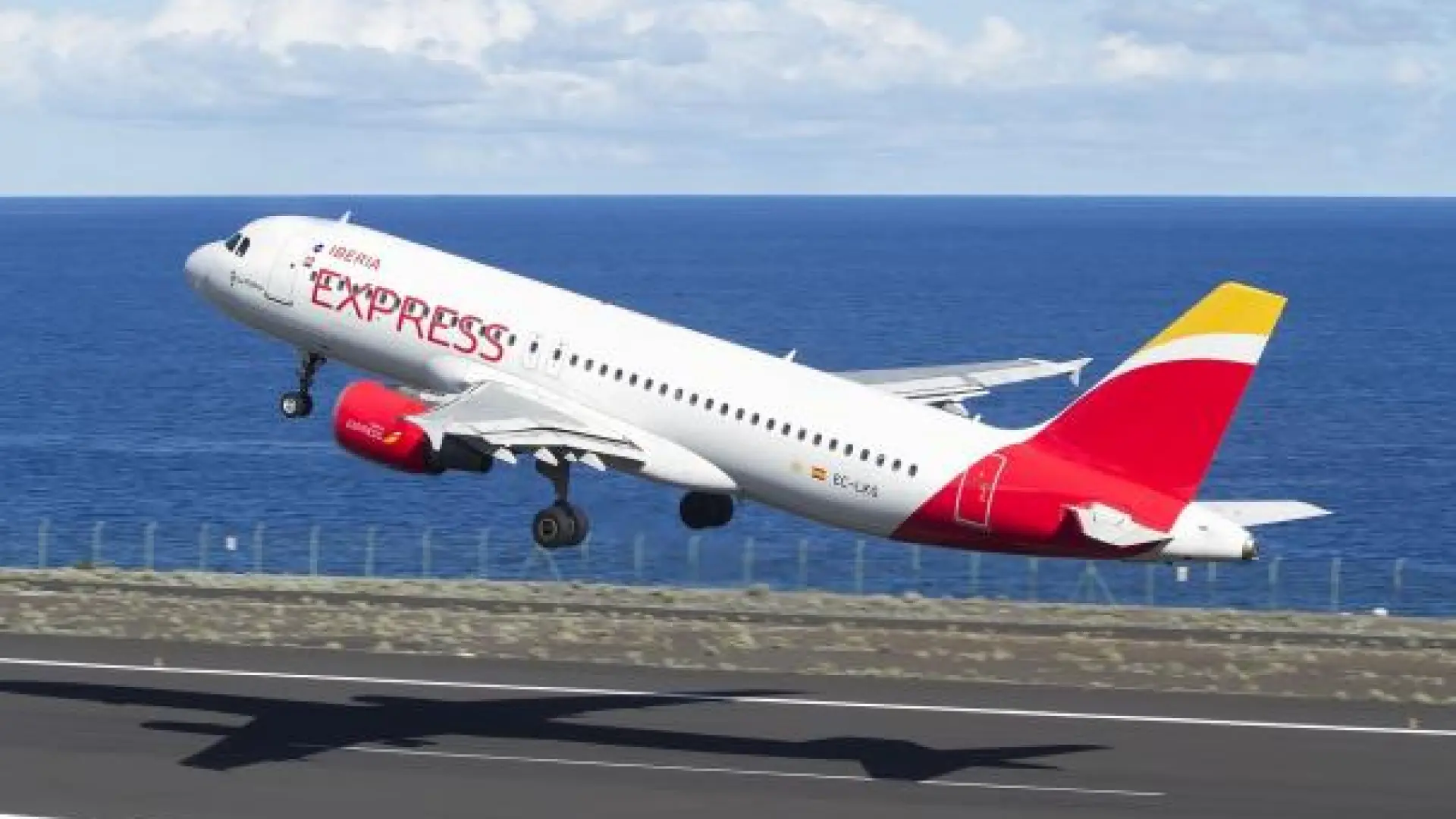 Iberia Express cambiará gratis el mismo día el horario de los vuelos para viajar Canarias y Baleares