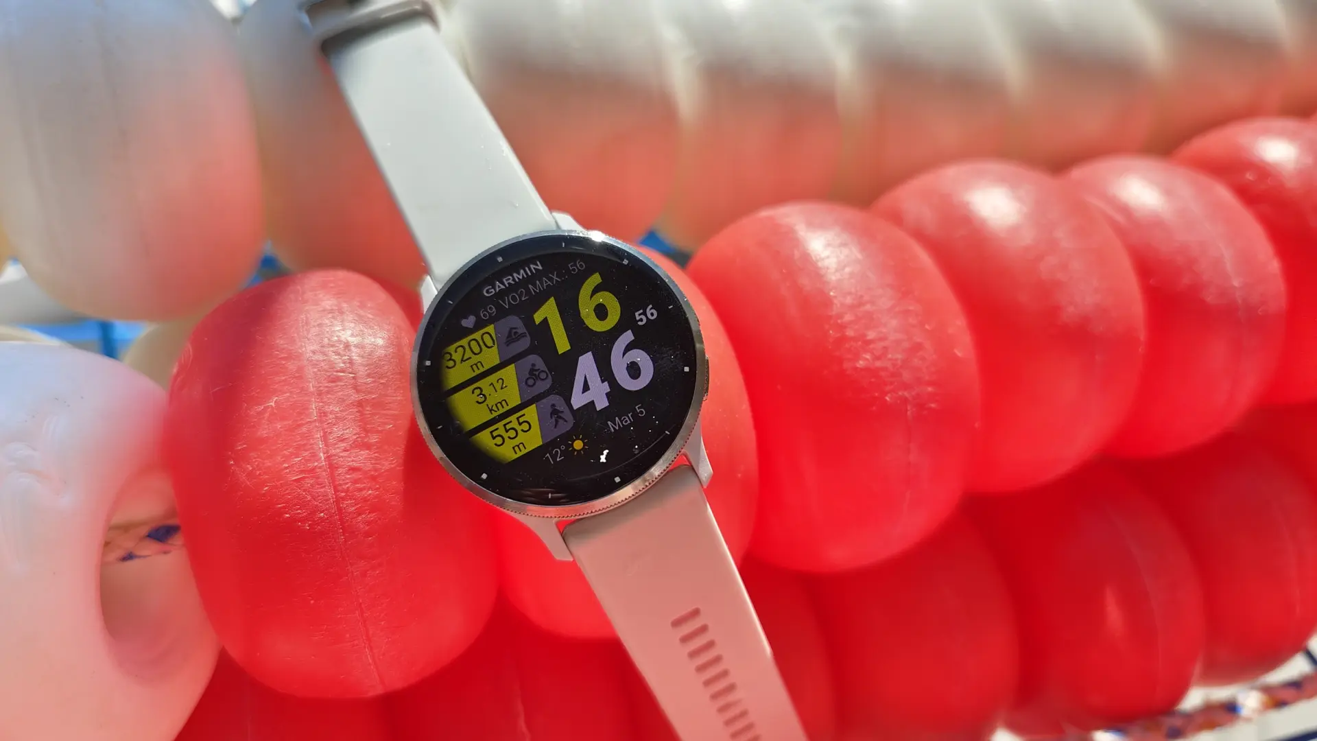 Garmin quiere que olvides el Apple Watch: este reloj es más barato y para hacer deporte mucho mejor